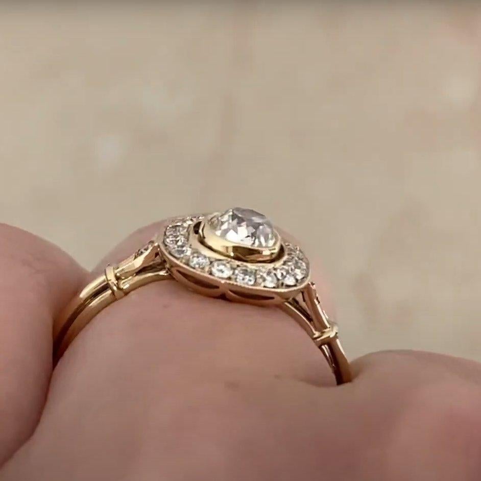 Bague ancienne en or jaune 18 carats avec halo de diamants taille coussin (environ 0,6 carat) Unisexe en vente
