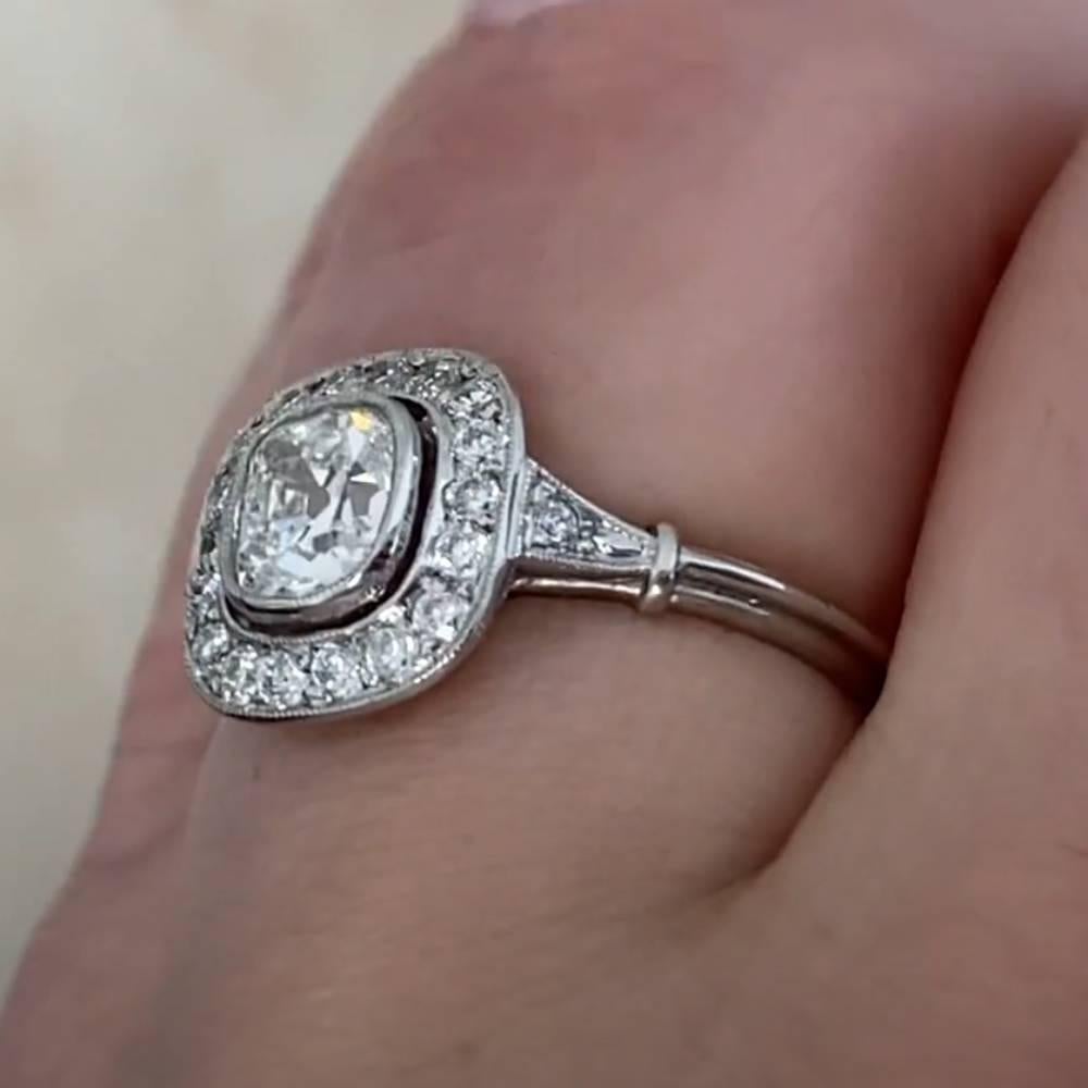 Taille coussin Bague ancienne avec halo de diamants taille coussin (environ 0,60 carat), platine en vente