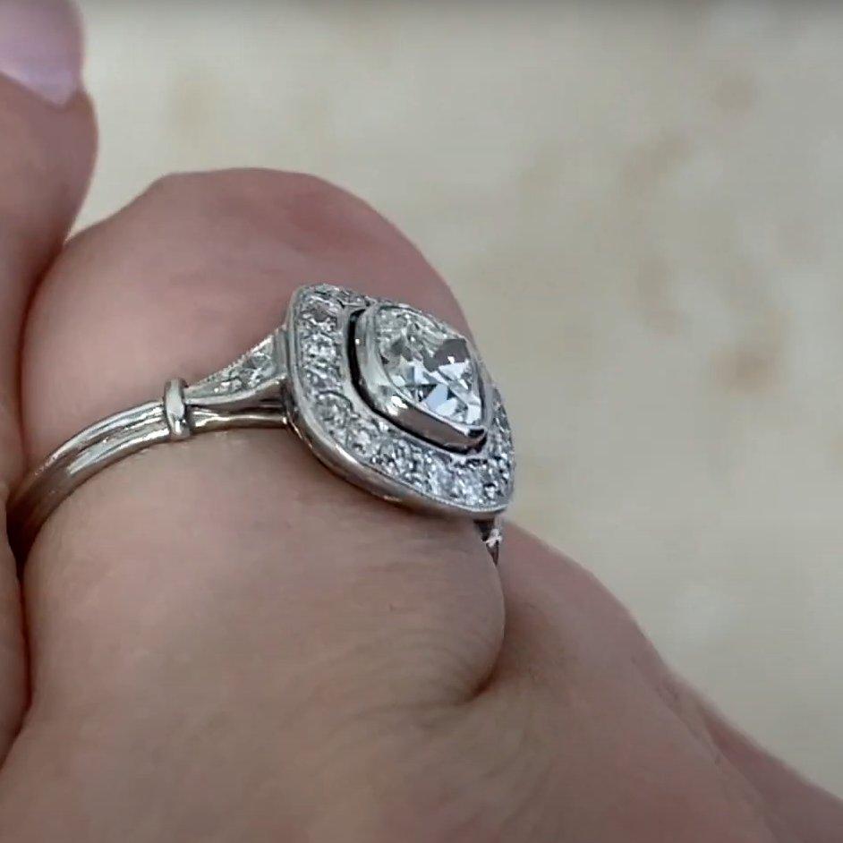 Bague ancienne avec halo de diamants taille coussin (environ 0,60 carat), platine Excellent état - En vente à New York, NY