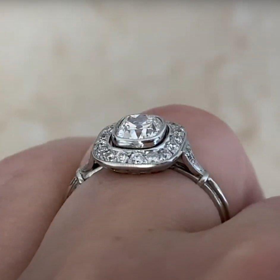 Bague ancienne avec halo de diamants taille coussin (environ 0,60 carat), platine Unisexe en vente