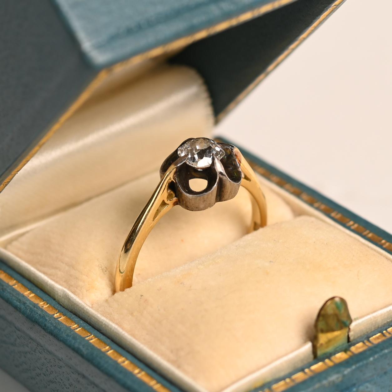 Cette exquise bague de fiançailles solitaire ancienne met en valeur un captivant diamant antique de taille coussin d'environ 0,40 carat, de couleur J et de pureté SI1. Solidement serti dans de délicates pinces, le diamant rayonne d'un charme