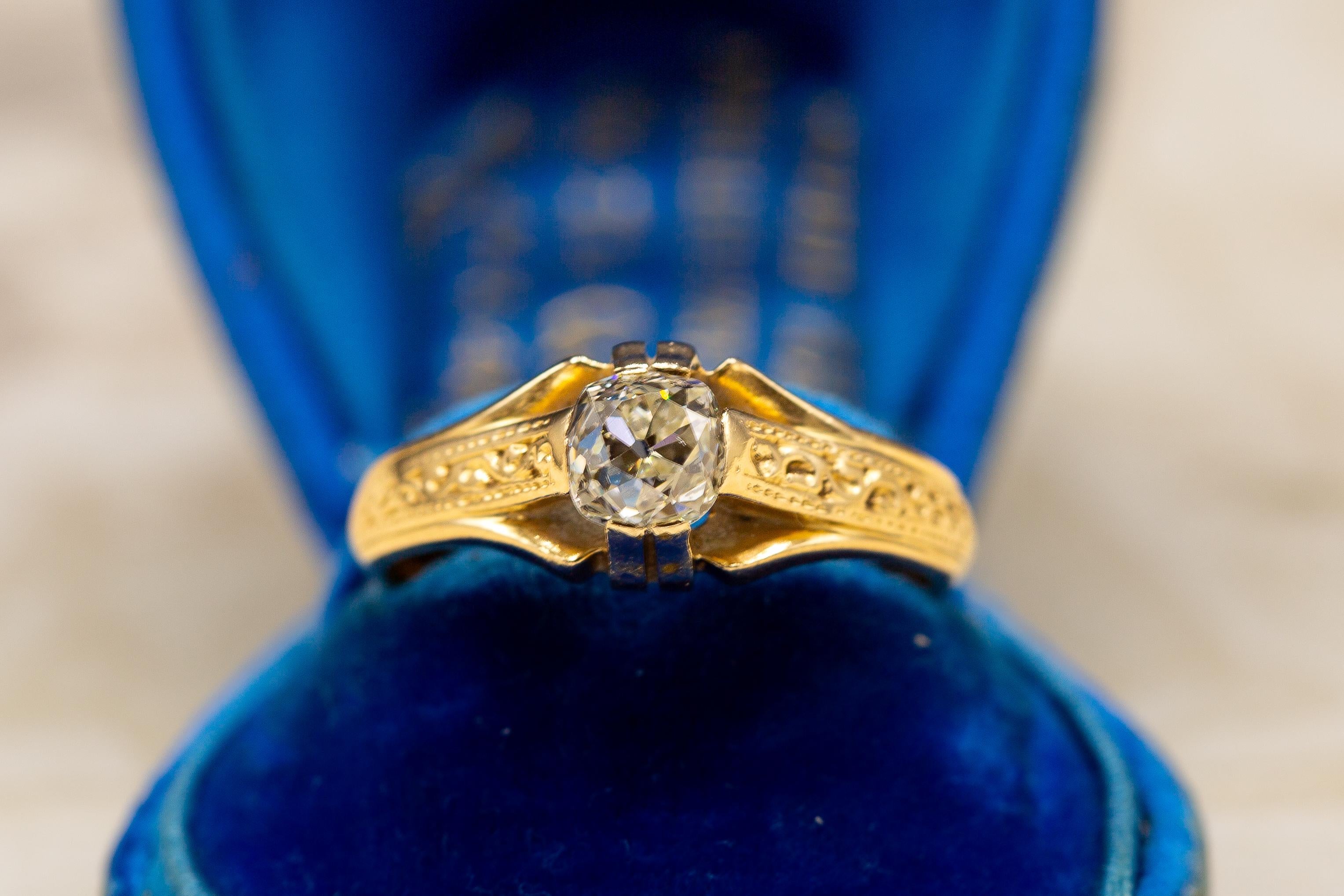 Anillo de oro de 14 quilates con solitario de diamante talla cojín antiguo Anillo de sello en venta 5