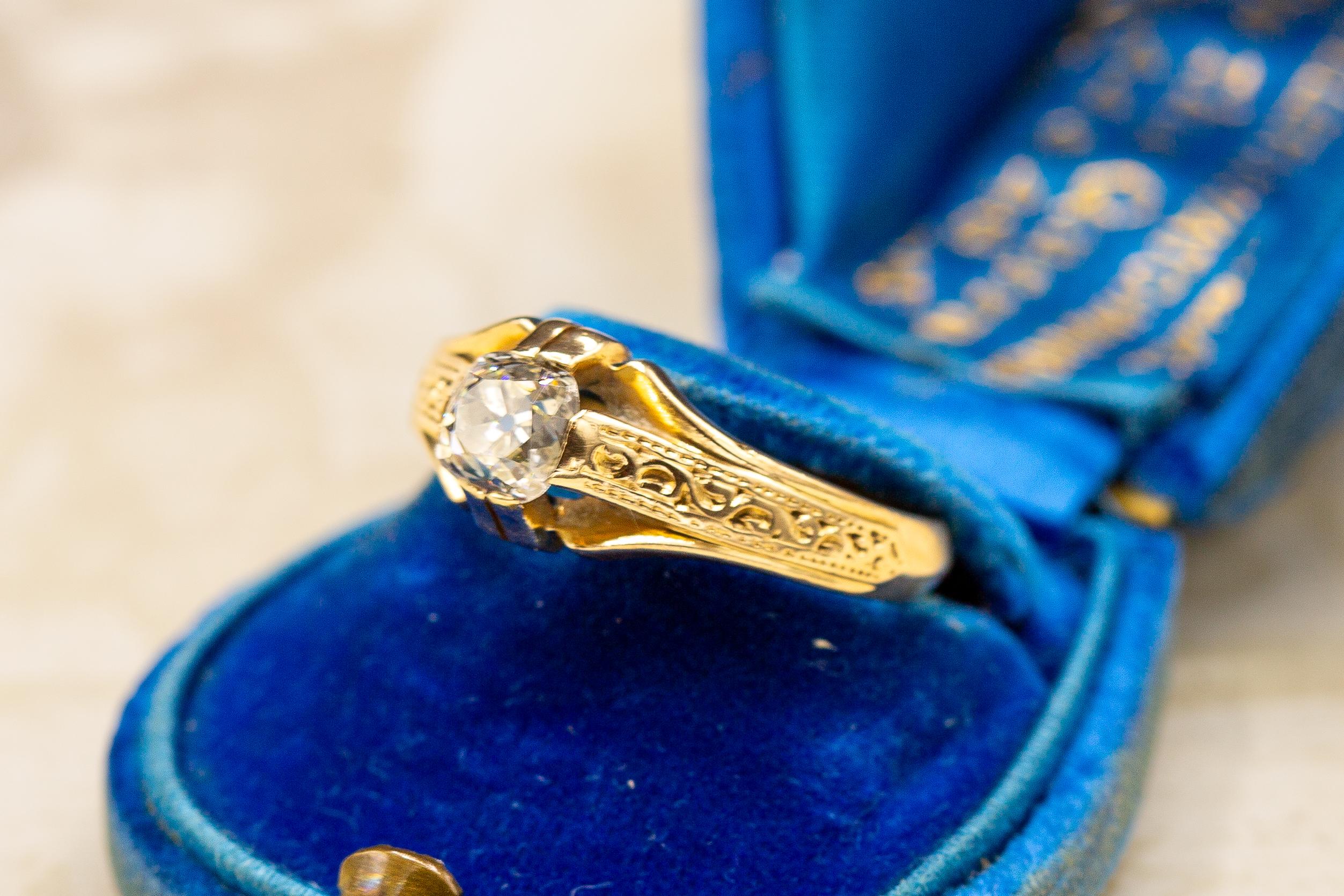 Anillo de oro de 14 quilates con solitario de diamante talla cojín antiguo Anillo de sello en venta 7