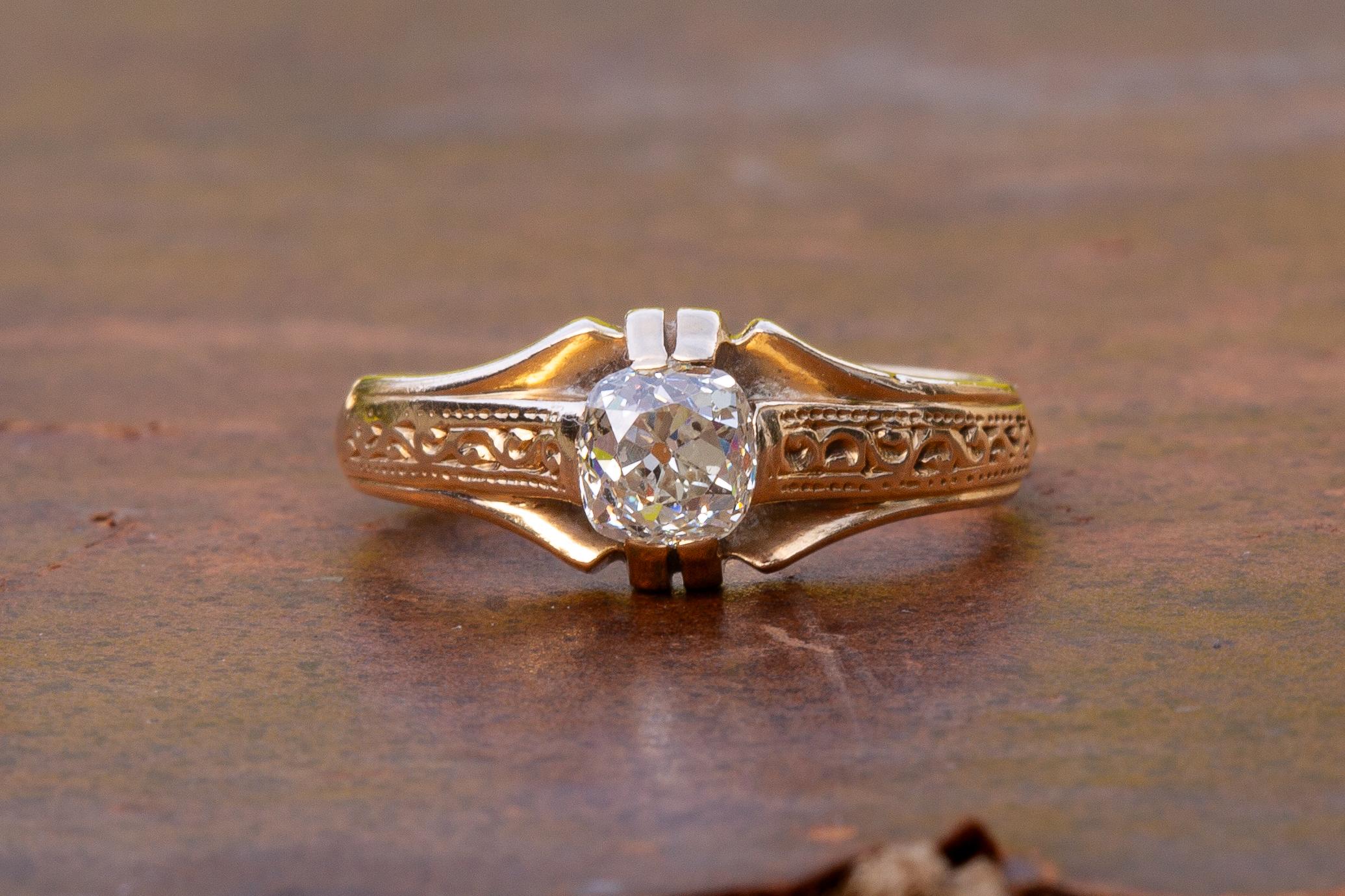 Este precioso solitario de diamante antiguo se fabricó en Austro-Hungría, hacia 1900. El anillo está engastado con un diamante de talla cojín fantásticamente brillante y centelleante, que pesa 0,65 ct.

El anillo está fabricado en oro macizo de 14