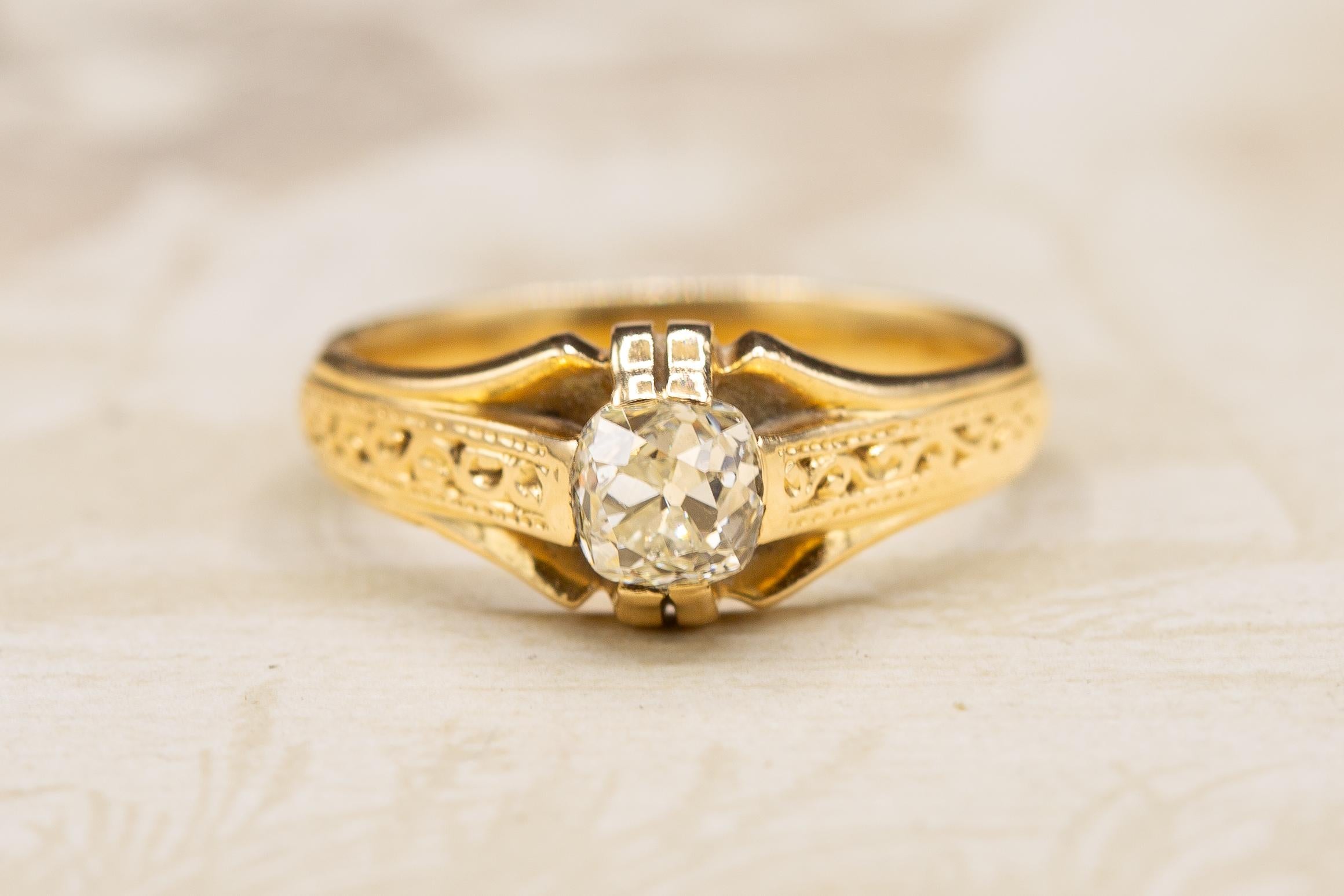 Antiker Diamant im Kissenschliff Solitär 14K Gold Ring Band Siegelring mit Diamant im Kissenschliff im Angebot 1