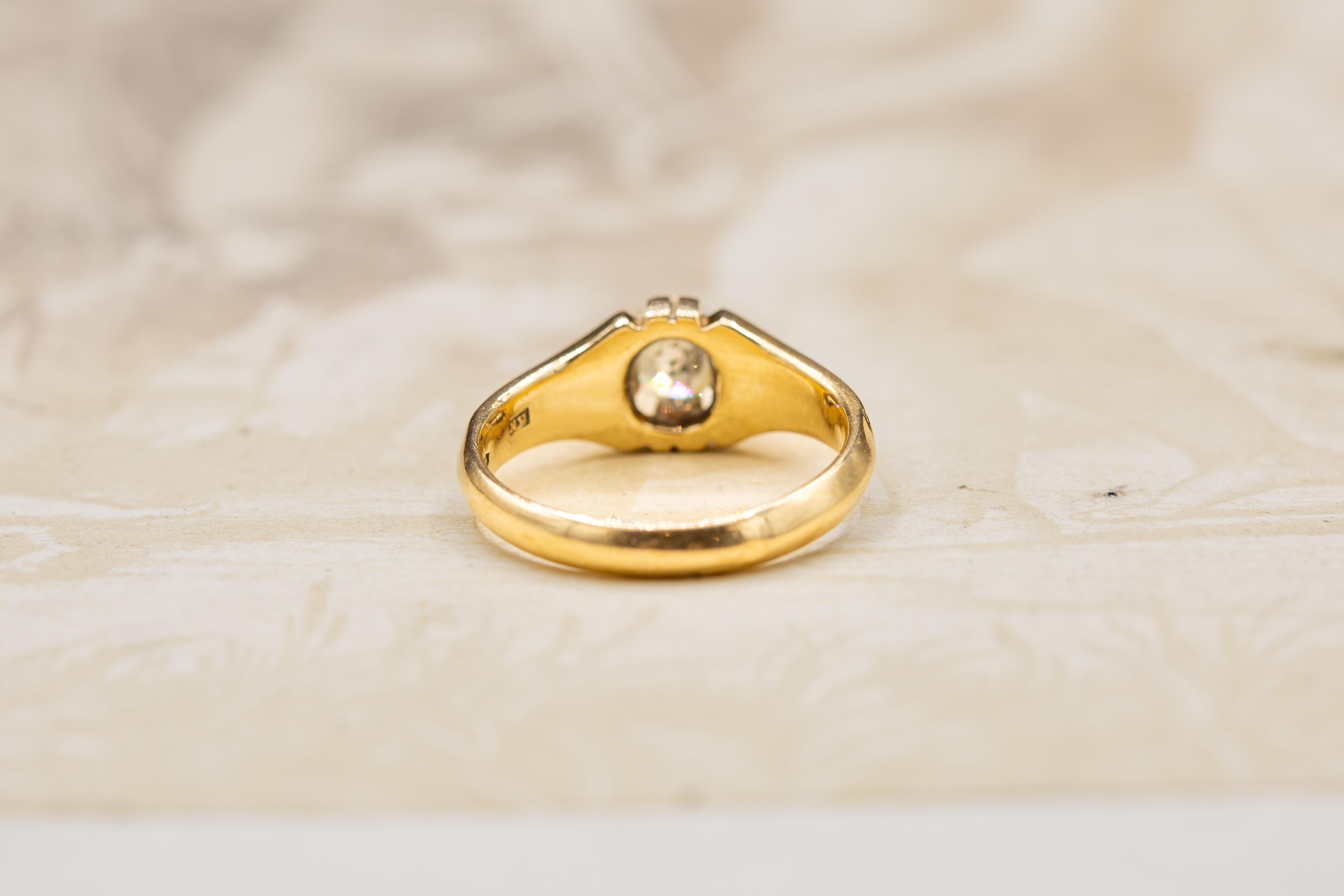 Anillo de oro de 14 quilates con solitario de diamante talla cojín antiguo Anillo de sello en venta 3