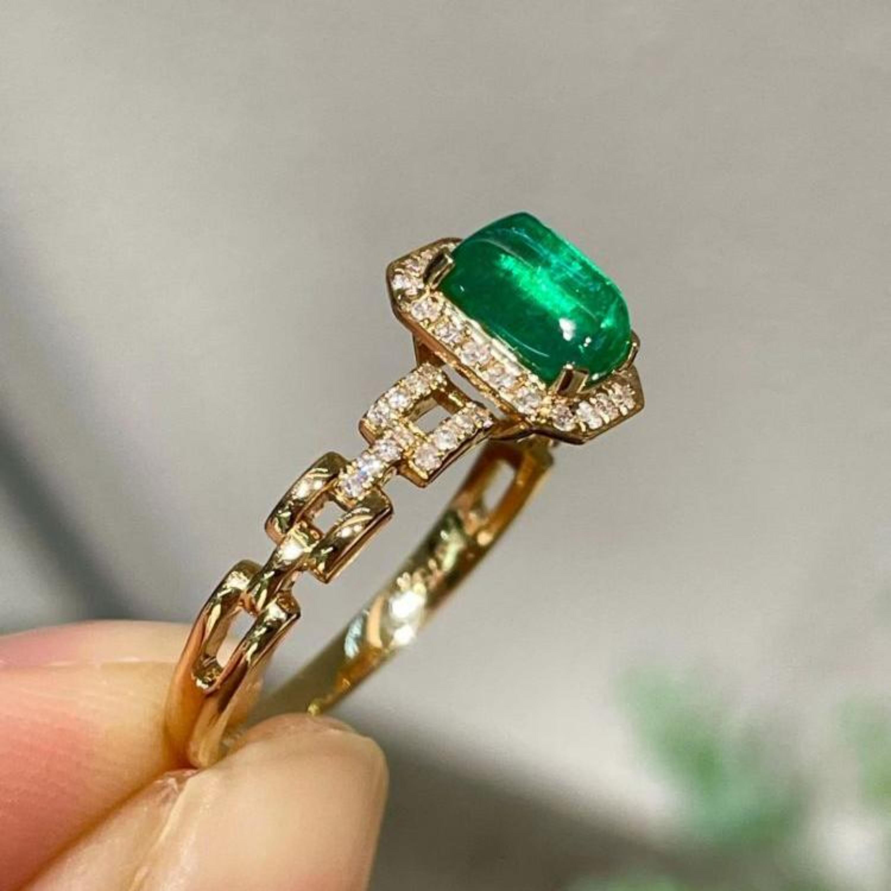 18K Gold 1 CT Natural Emerald and Diamond Antique Art Deco Style Engagement Ring For Sale 3