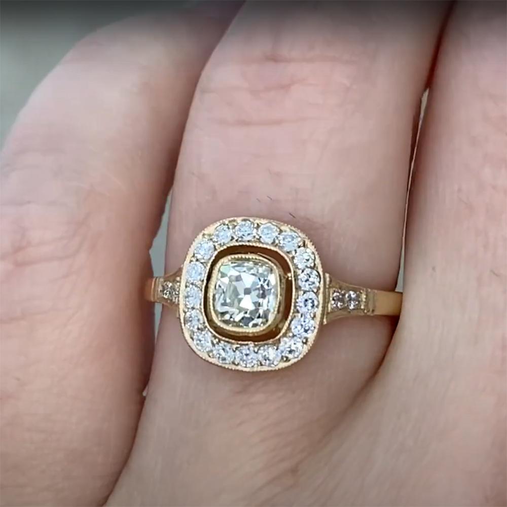 Anillo con halo y bisel de diamantes en cojín antiguos (aprox. 0,50), oro amarillo de 18k en Excelente estado para la venta en New York, NY
