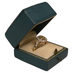 Anello antico con diamante a cuscino (circa 0,50) incastonato a castone e aureola, oro giallo 18 ct.