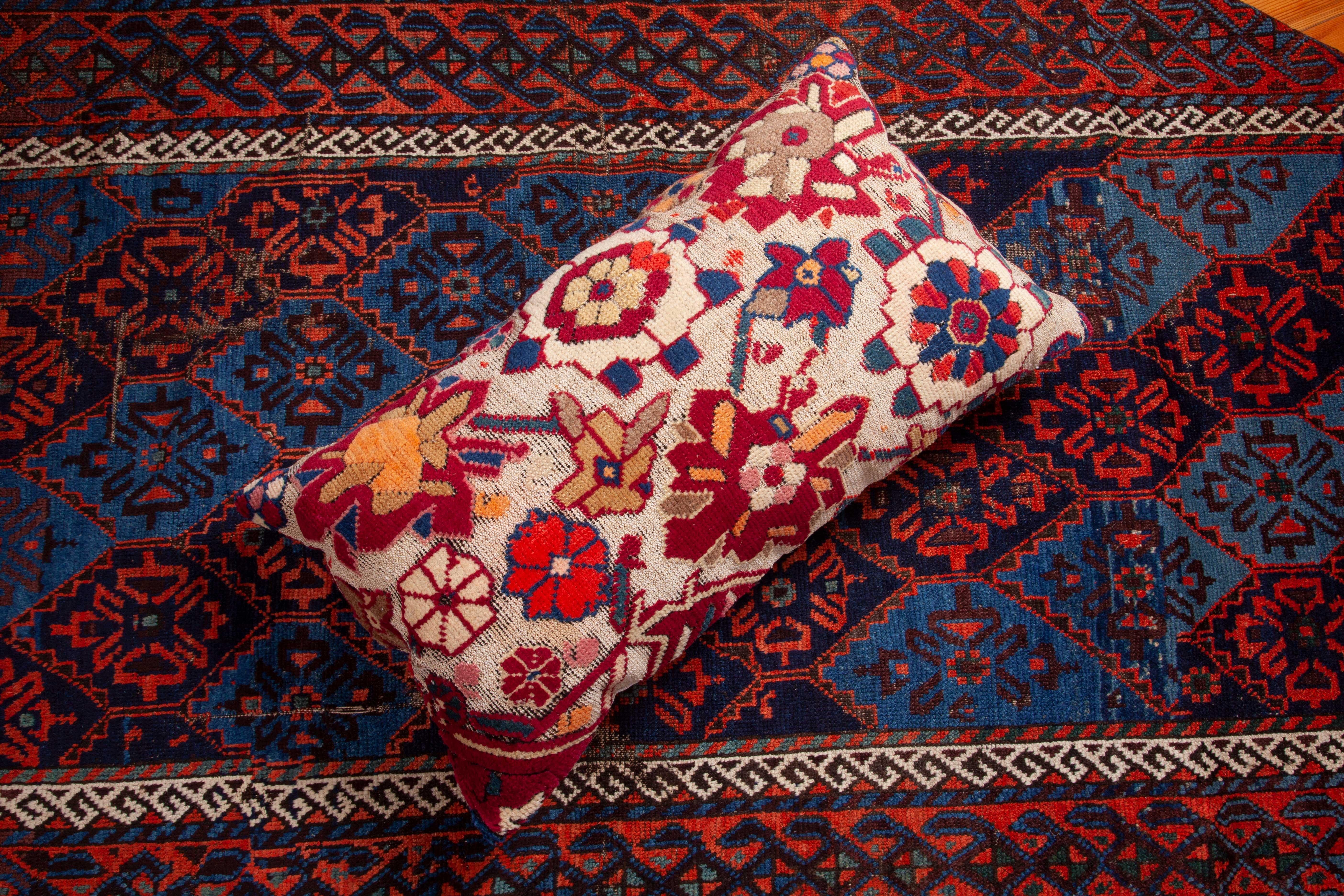 Antique Cushion / Pillow Case Fashioned from an Armenian Shusha Rug (20. Jahrhundert)