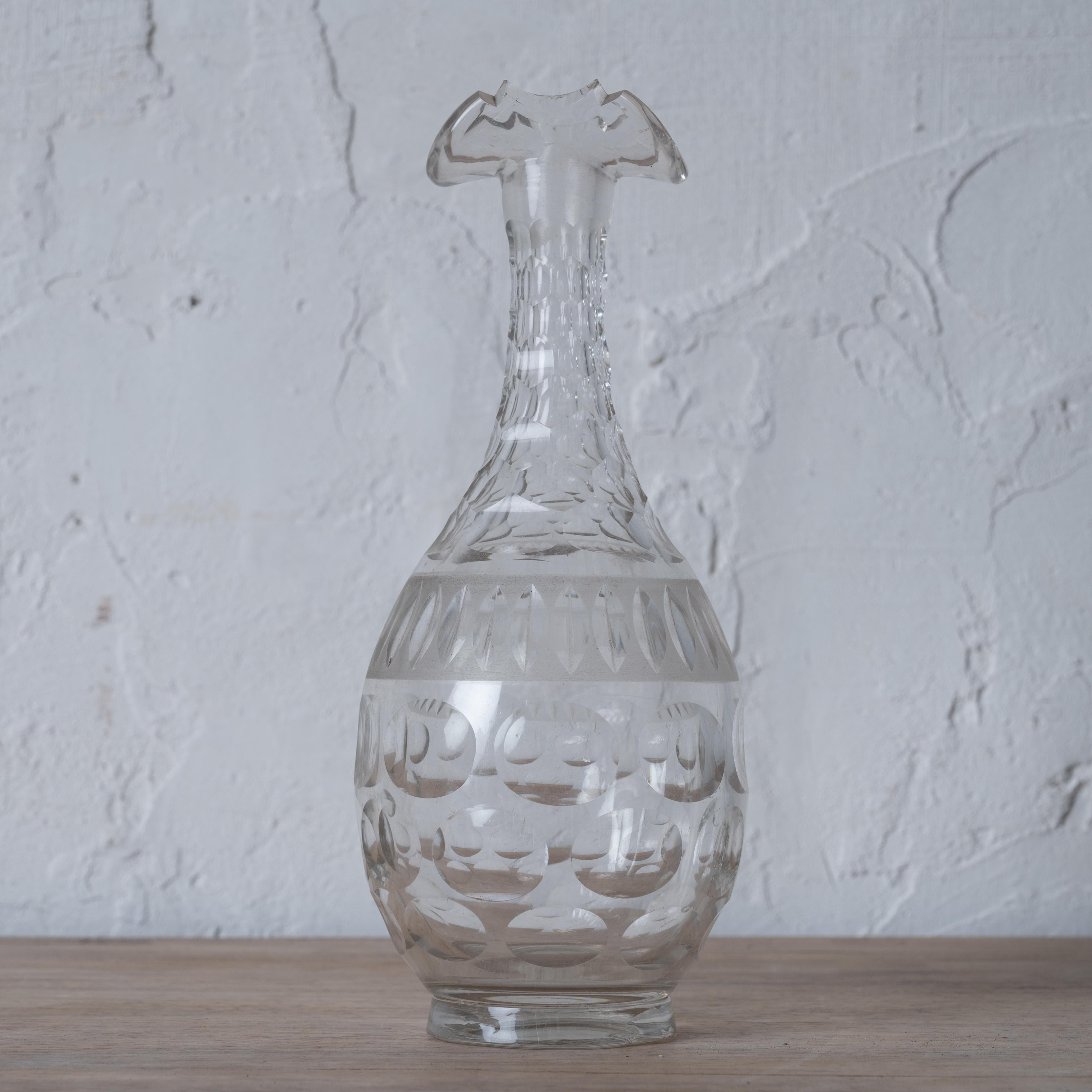 Un antico decanter a doppio beccuccio in cristallo tagliato.

3 ¾ pollici di larghezza per 9 pollici di altezza

