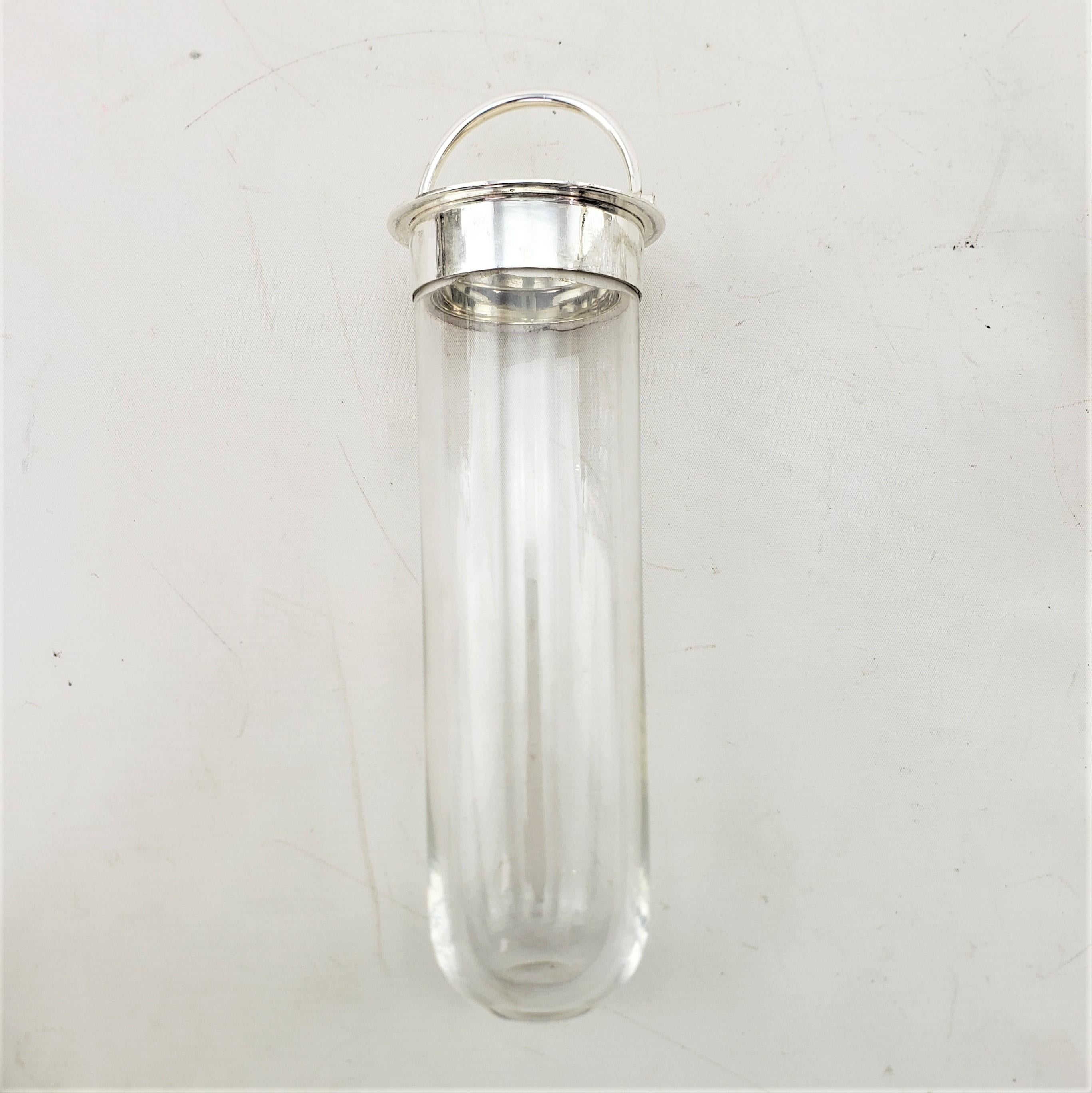 Antigua jarra o decantador de clarete de cristal tallado y plateado con inserto enfriador en venta 6