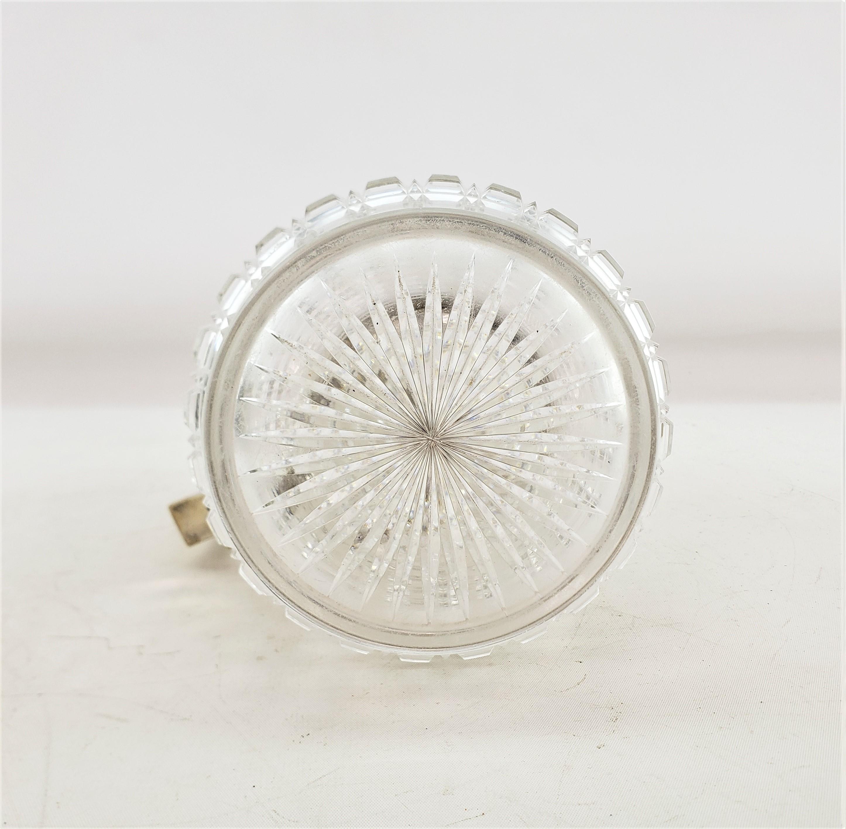 Antigua jarra o decantador de clarete de cristal tallado y plateado con inserto enfriador en venta 9