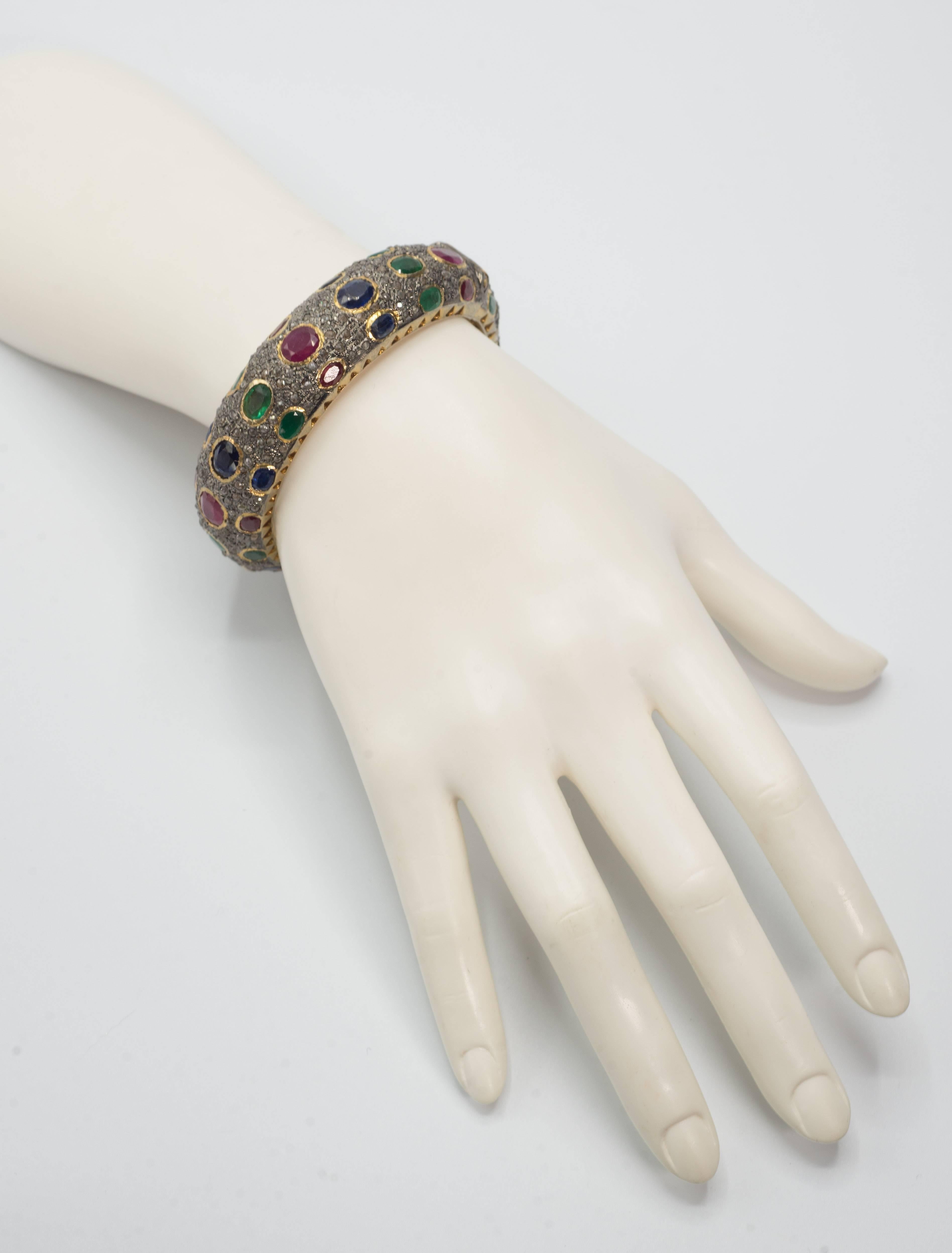 Antique Cut Diamond Emerald Ruby Sapphire Bombe Hinged Bangle In Excellent Condition In New York, NY