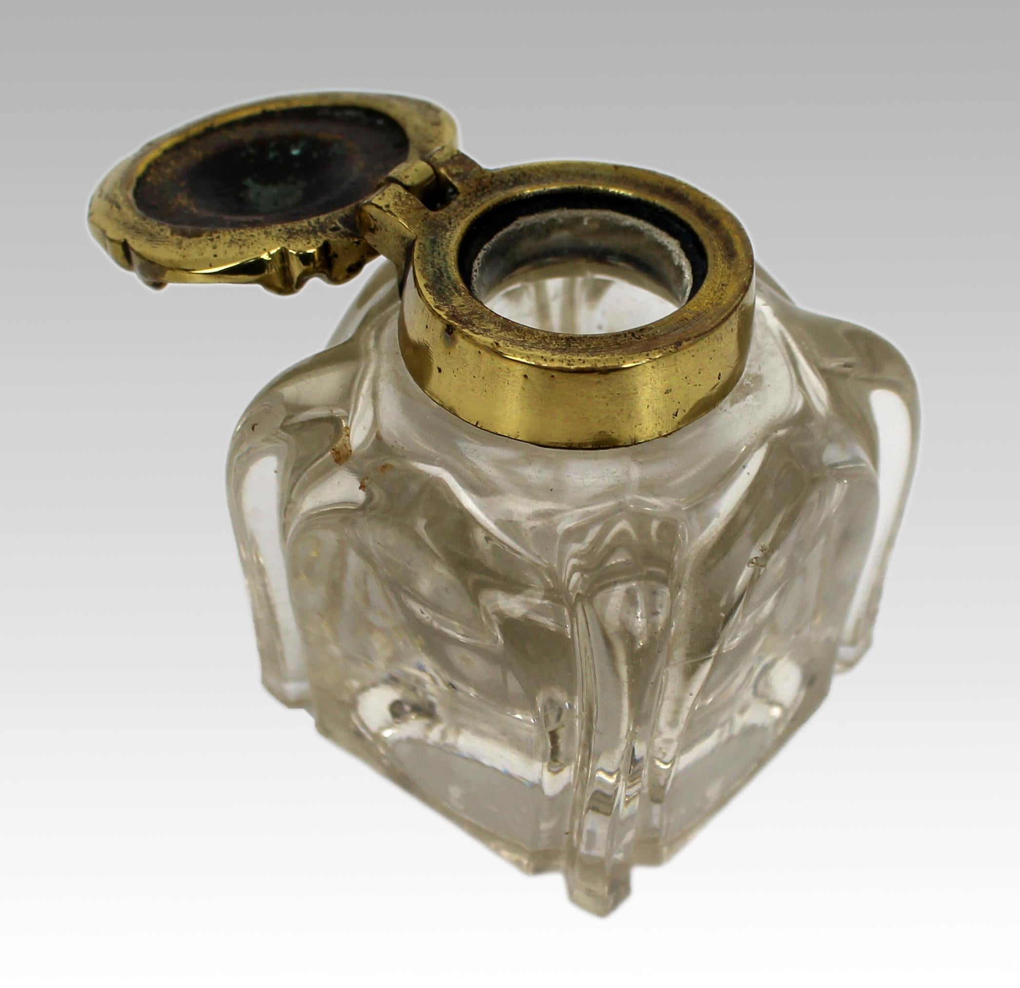 Antique Cut Glass and Brass Crown-Top Inkwell, Early 20th Century im Zustand „Gut“ im Angebot in Worcester, GB