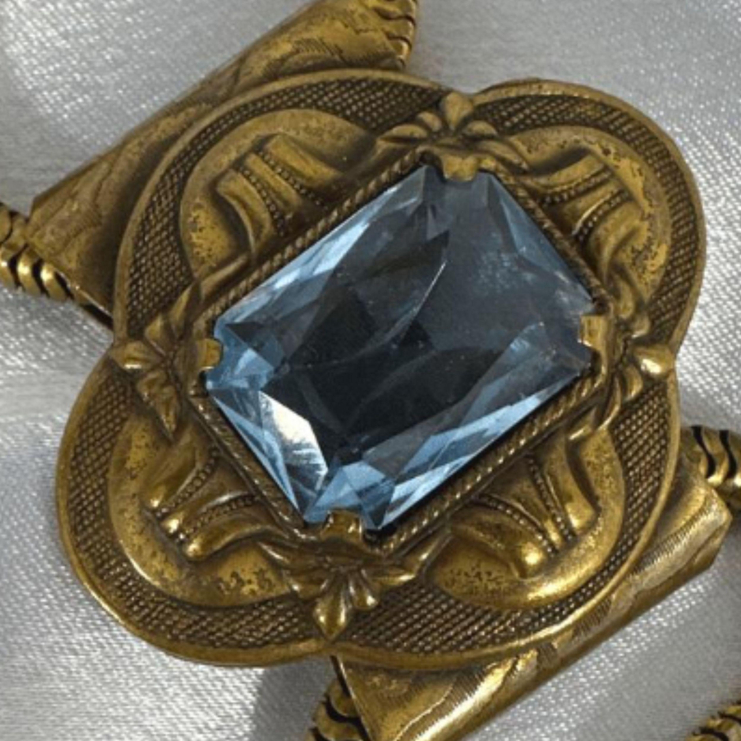 Bracciale antico in bronzo con vetro tagliato - Bellezza d'epoca con vetro squisito in vendita 2