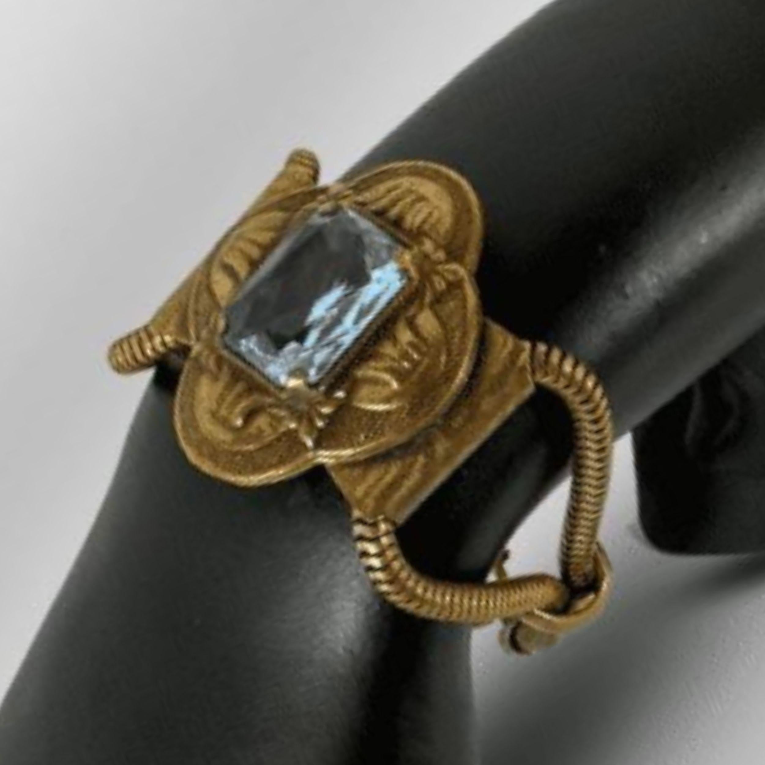 Bracciale antico in bronzo con vetro tagliato - Bellezza d'epoca con vetro squisito in vendita 3