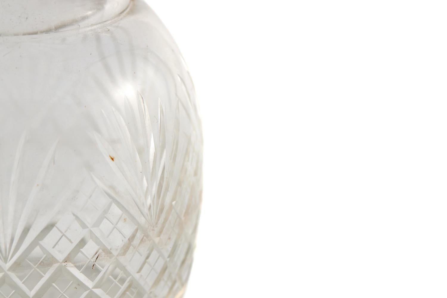 20ième siècle Carafe en verre taillé à l'ancienne en vente