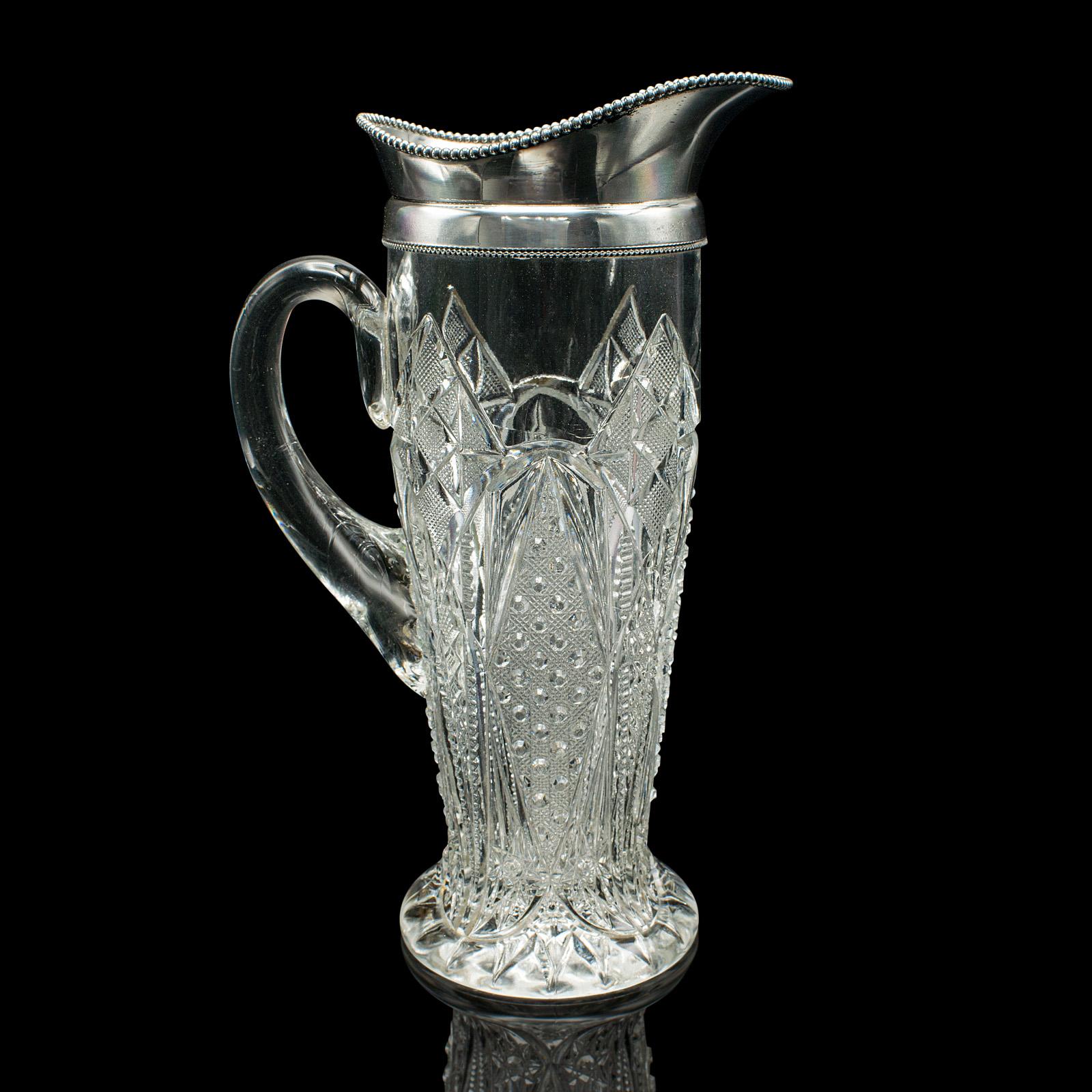 Notre stock # 24771

Il s'agit d'une ancienne aiguière en verre taillé. Un pichet de service anglais en métal argenté, datant de la période édouardienne, vers 1910.

Rafraîchissez-vous avec cette délicieuse carafe à eau - ornée d'une brillance