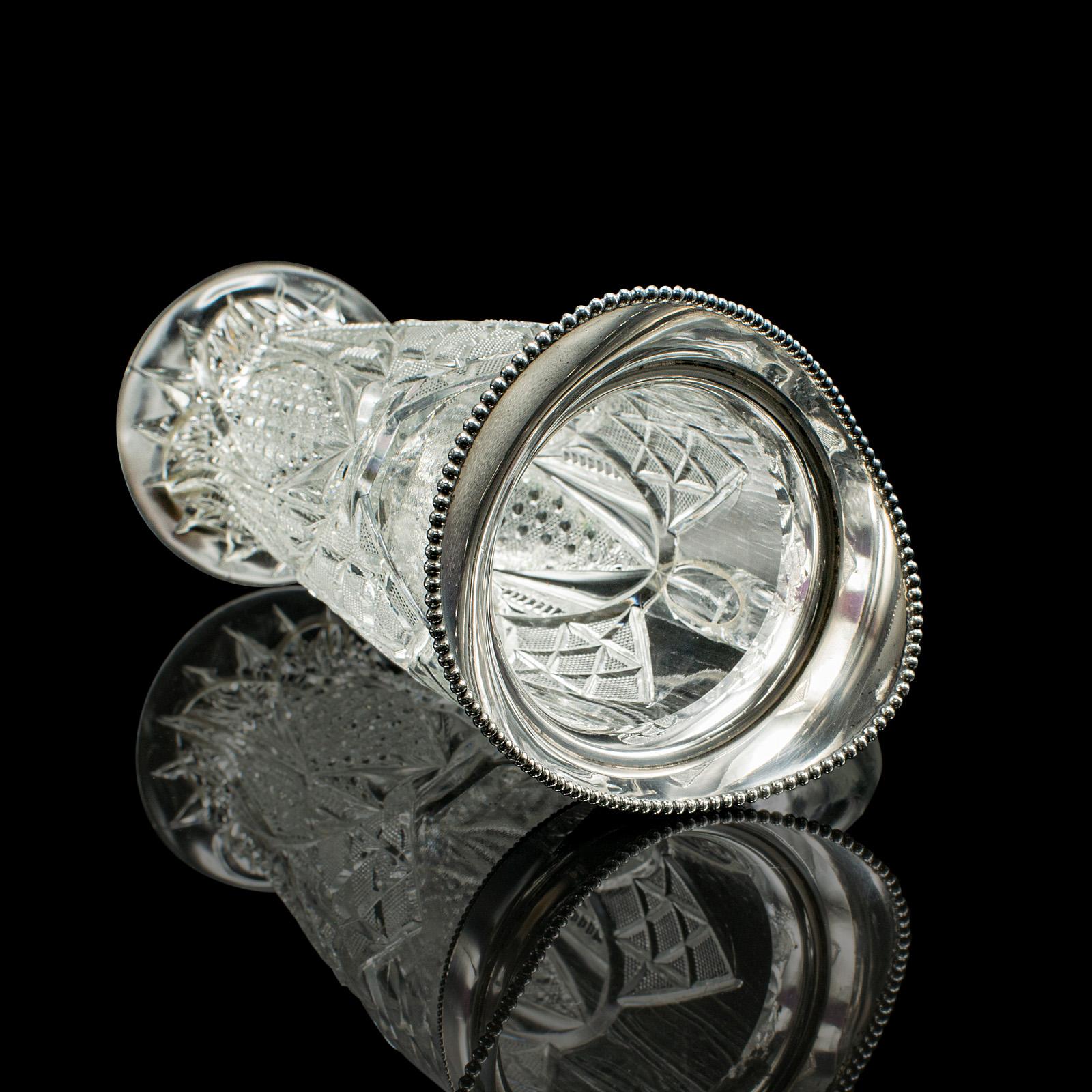 20ième siècle Aiguière de service anglaise ancienne en verre taillé, plaquée argent, style édouardien en vente