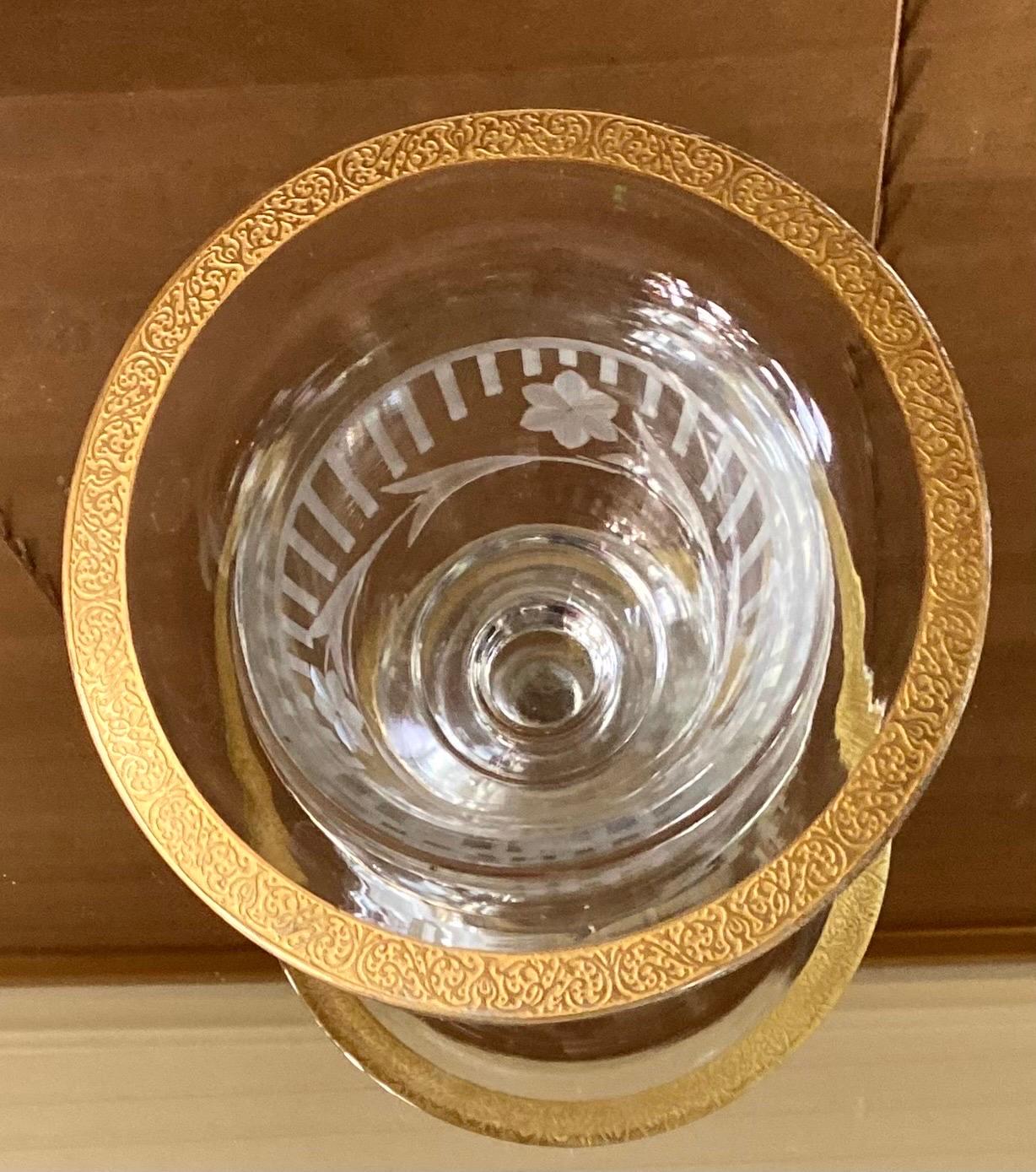 Antike Kompottschale aus geschliffenem Glas mit Fuß und getriebener Florentine-Goldverzierung. im Angebot 2