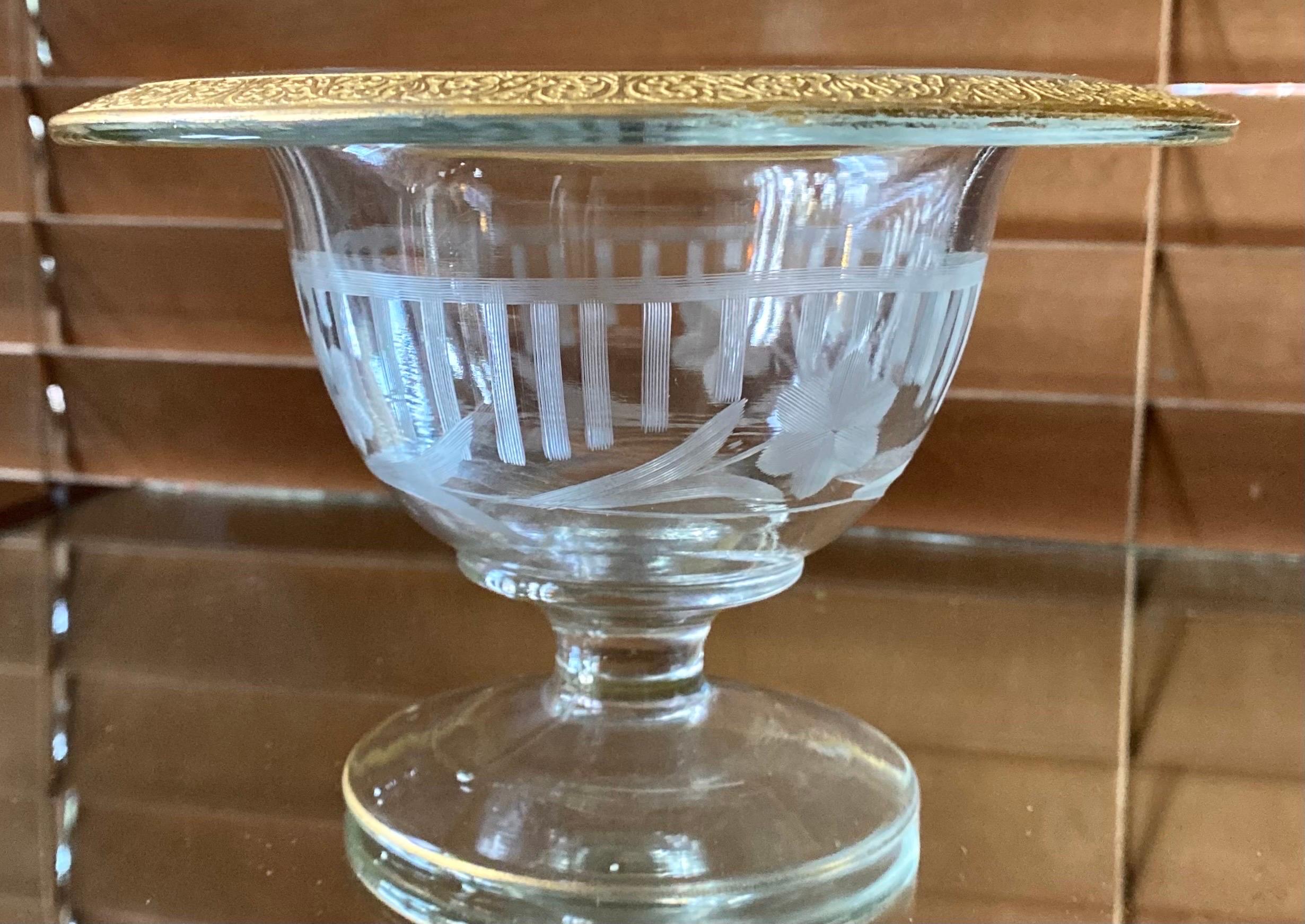Antike Kompottschale aus geschliffenem Glas mit Fuß und getriebener Florentine-Goldverzierung. im Angebot 5