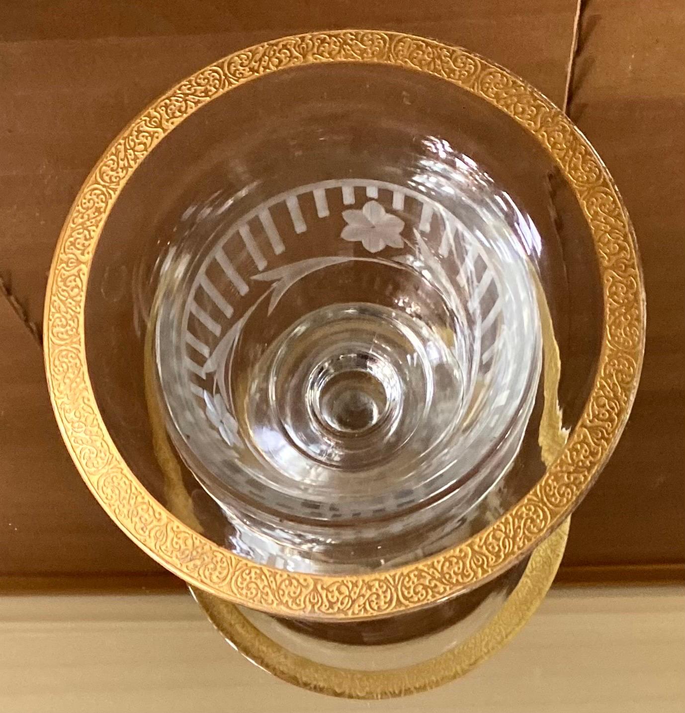 Compotier antique à pied en verre taillé avec bordure Florentine en or ciselé. en vente 7