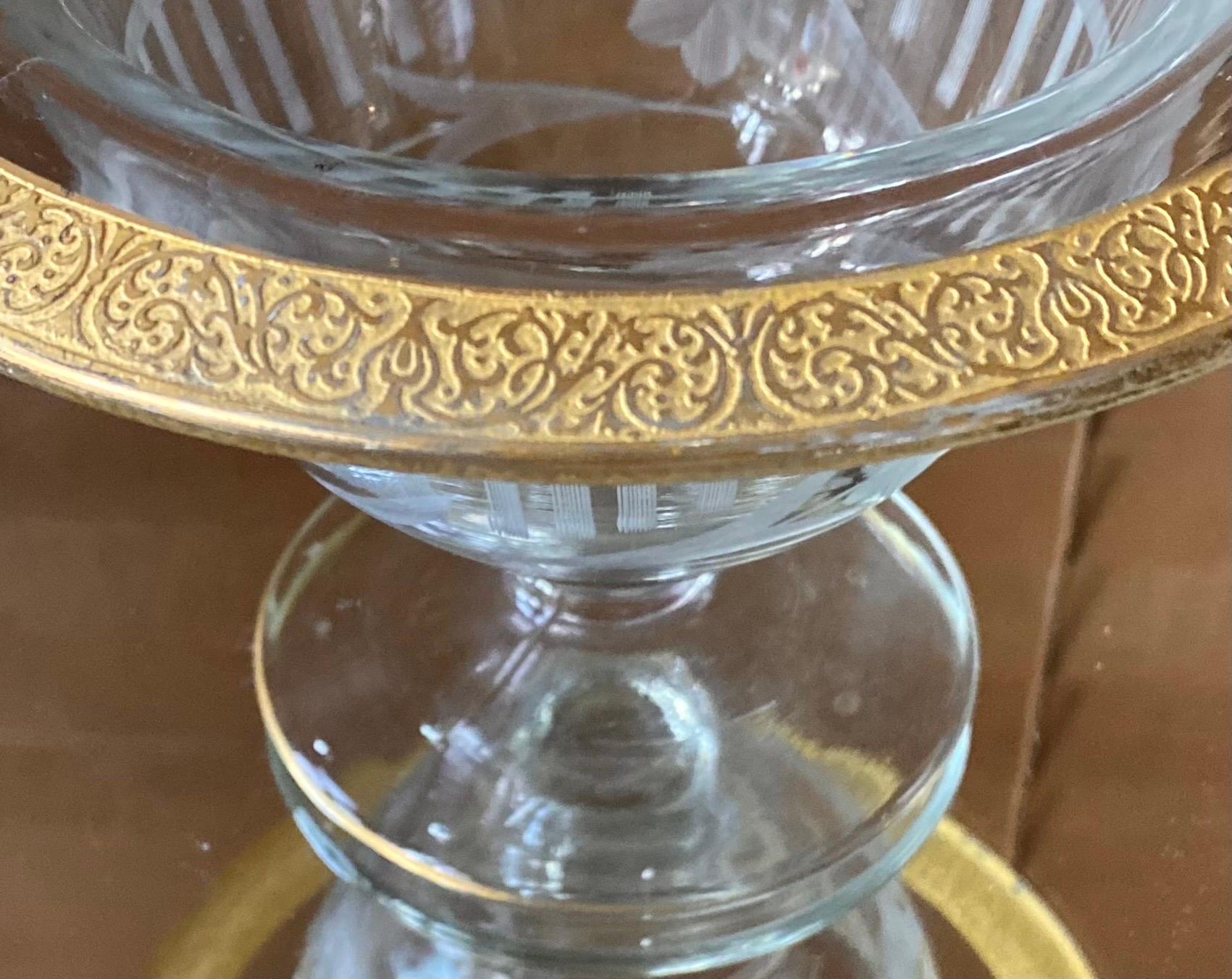 Antike Kompottschale aus geschliffenem Glas mit Fuß und getriebener Florentine-Goldverzierung. (Art déco) im Angebot
