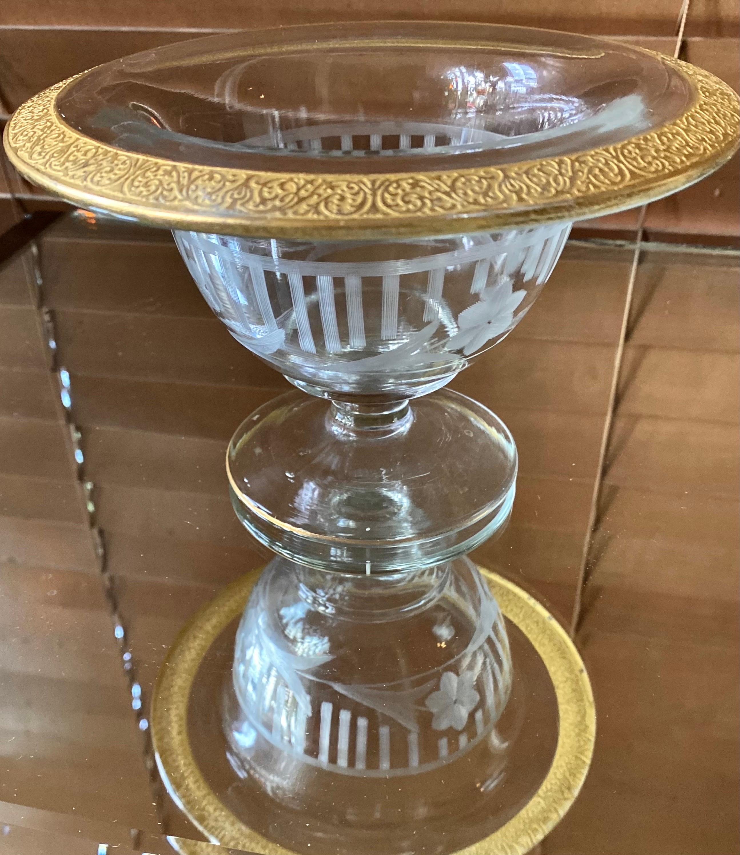 Antike Kompottschale aus geschliffenem Glas mit Fuß und getriebener Florentine-Goldverzierung. (amerikanisch) im Angebot