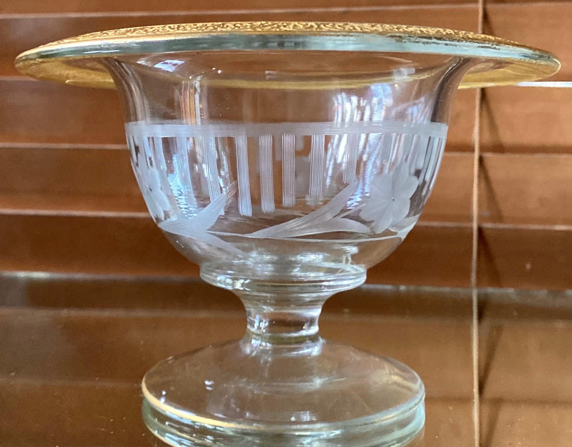 Antike Kompottschale aus geschliffenem Glas mit Fuß und getriebener Florentine-Goldverzierung. (Radiert) im Angebot