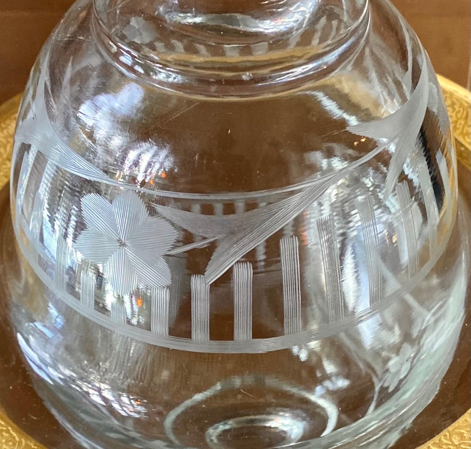Antike Kompottschale aus geschliffenem Glas mit Fuß und getriebener Florentine-Goldverzierung. im Zustand „Gut“ im Angebot in New Orleans, LA