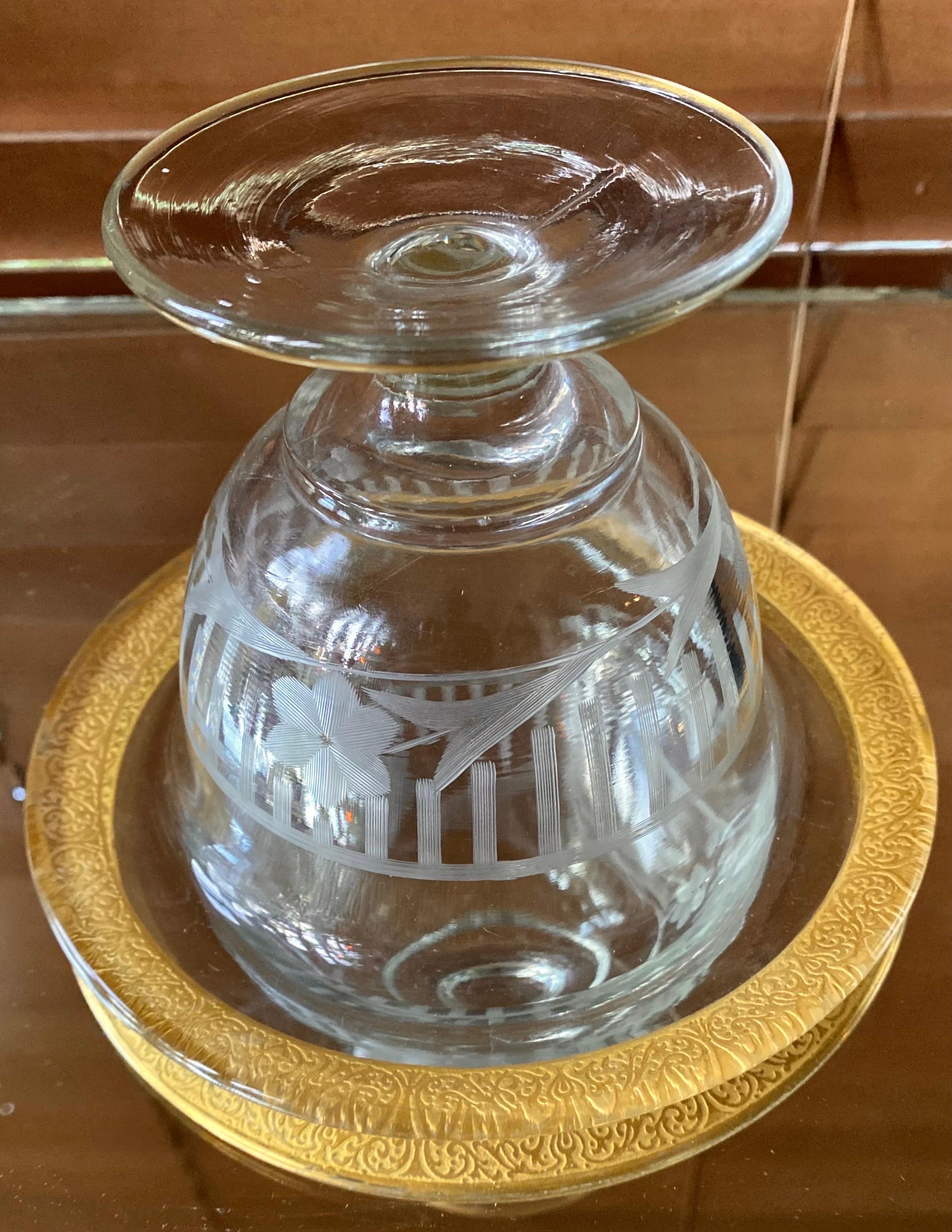 Antike Kompottschale aus geschliffenem Glas mit Fuß und getriebener Florentine-Goldverzierung. (Geschliffenes Glas) im Angebot