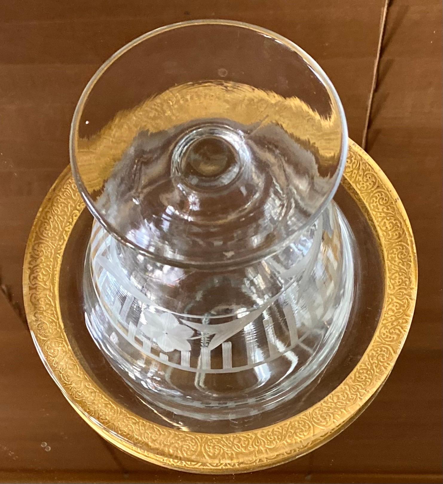 Antike Kompottschale aus geschliffenem Glas mit Fuß und getriebener Florentine-Goldverzierung. im Angebot 1