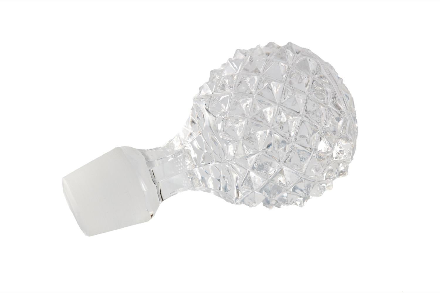 Decantador de cristal tallado antiguo de principios del siglo XX para barcos, de buena calidad, forma clásica con fantástica decoración de cristal tallado a juego en el cuerpo y tapón original.