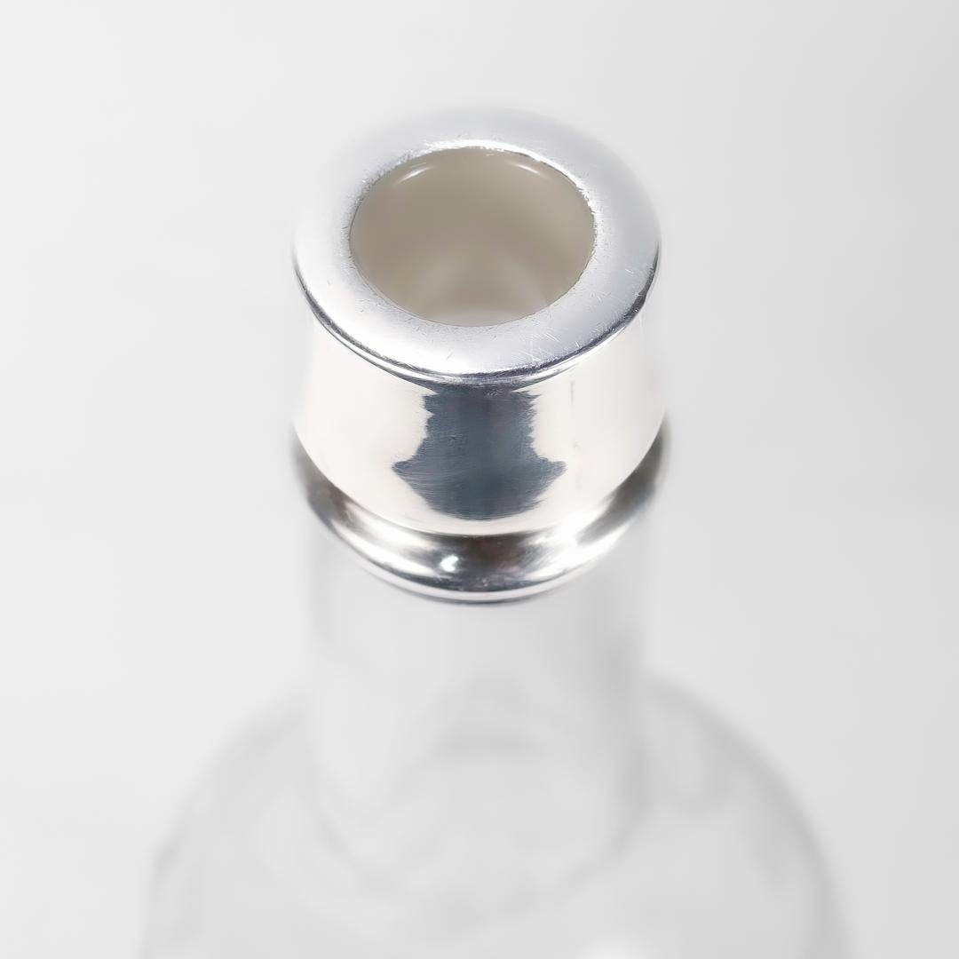 Antike Bar-Rückenflasche aus geschliffenem Glas und Silber-Overlay mit Kämpfer-/Spielzeugkrügen im Angebot 5