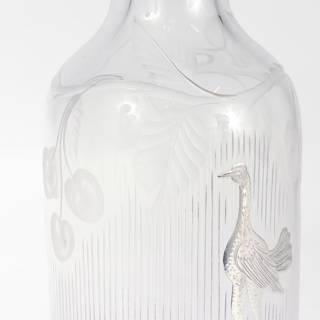 Antike Bar-Rückenflasche aus geschliffenem Glas und Silber-Overlay mit Kämpfer-/Spielzeugkrügen im Angebot 9