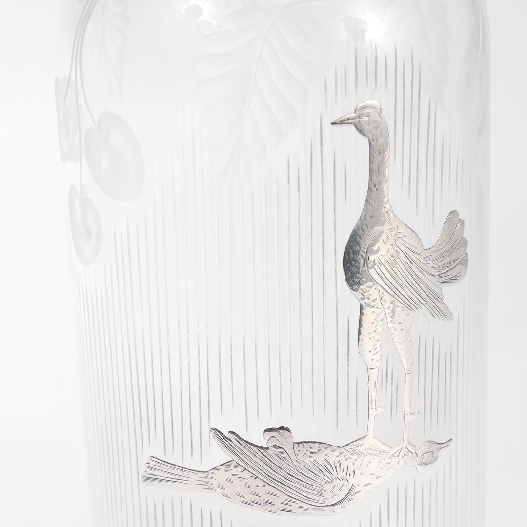 Antike Bar-Rückenflasche aus geschliffenem Glas und Silber-Overlay mit Kämpfer-/Spielzeugkrügen im Angebot 10