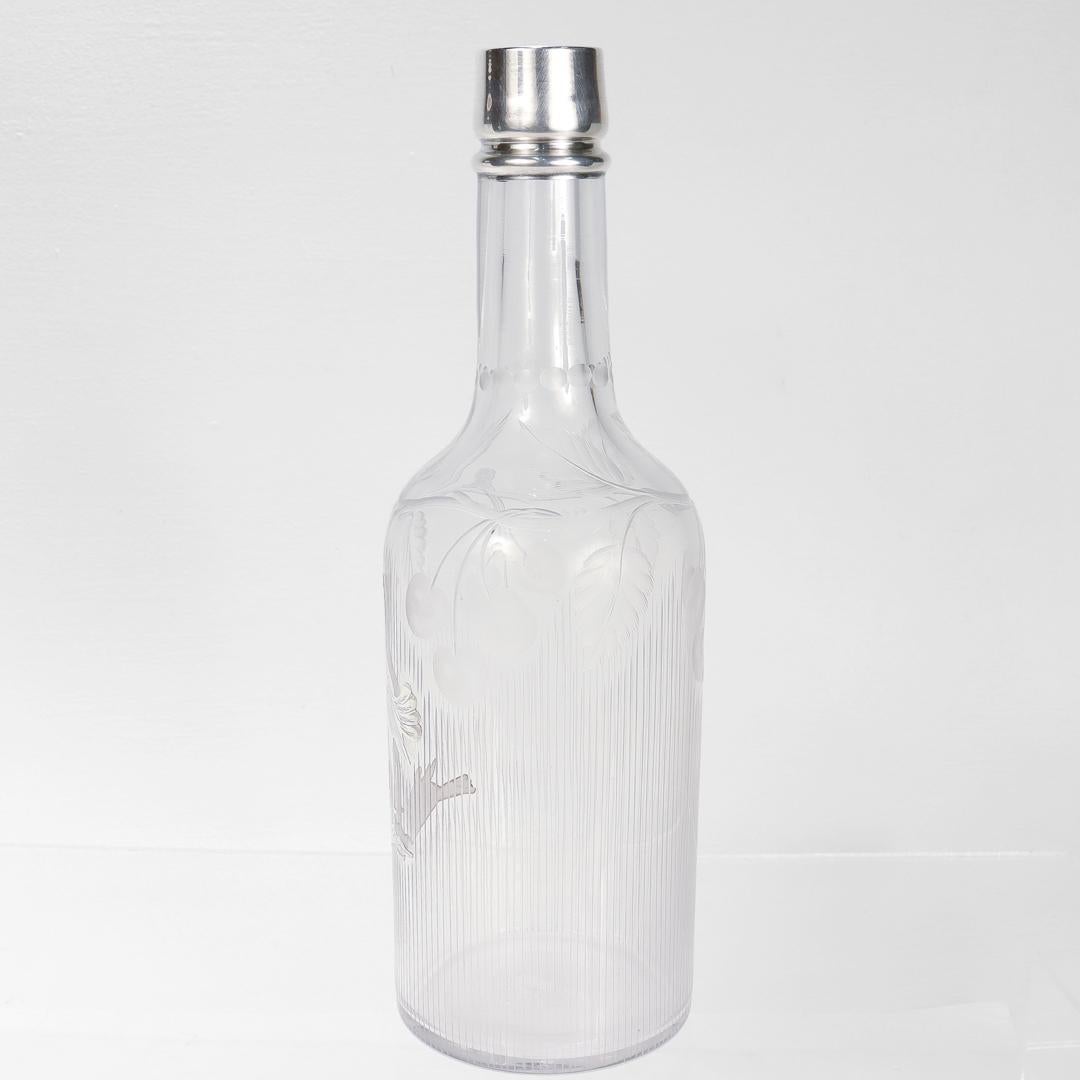 Antike Bar-Rückenflasche aus geschliffenem Glas und Silber-Overlay mit Kämpfer-/Spielzeugkrügen im Zustand „Gut“ im Angebot in Philadelphia, PA