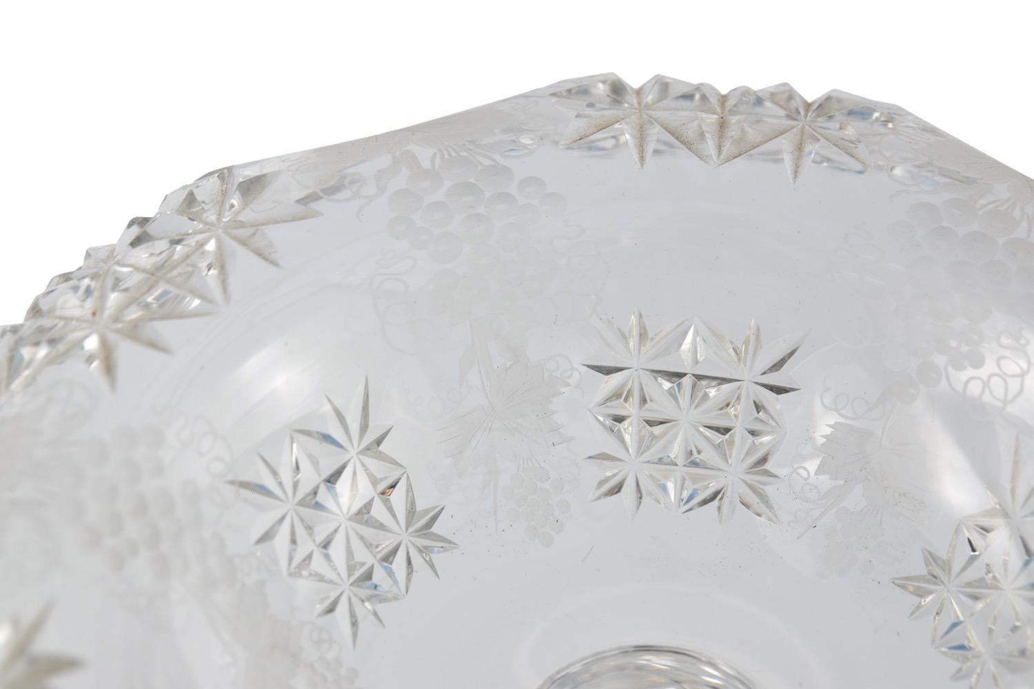 Se vende centro de mesa antiguo de cristal tallado de principios del siglo XX, cuenco con pedestal de centro de mesa de cristal tallado de Bohemia con preciosos detalles grabados de uvas y vides.