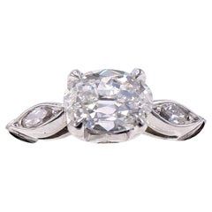 Bague de fiançailles en platine avec diamant ovale de taille ancienne