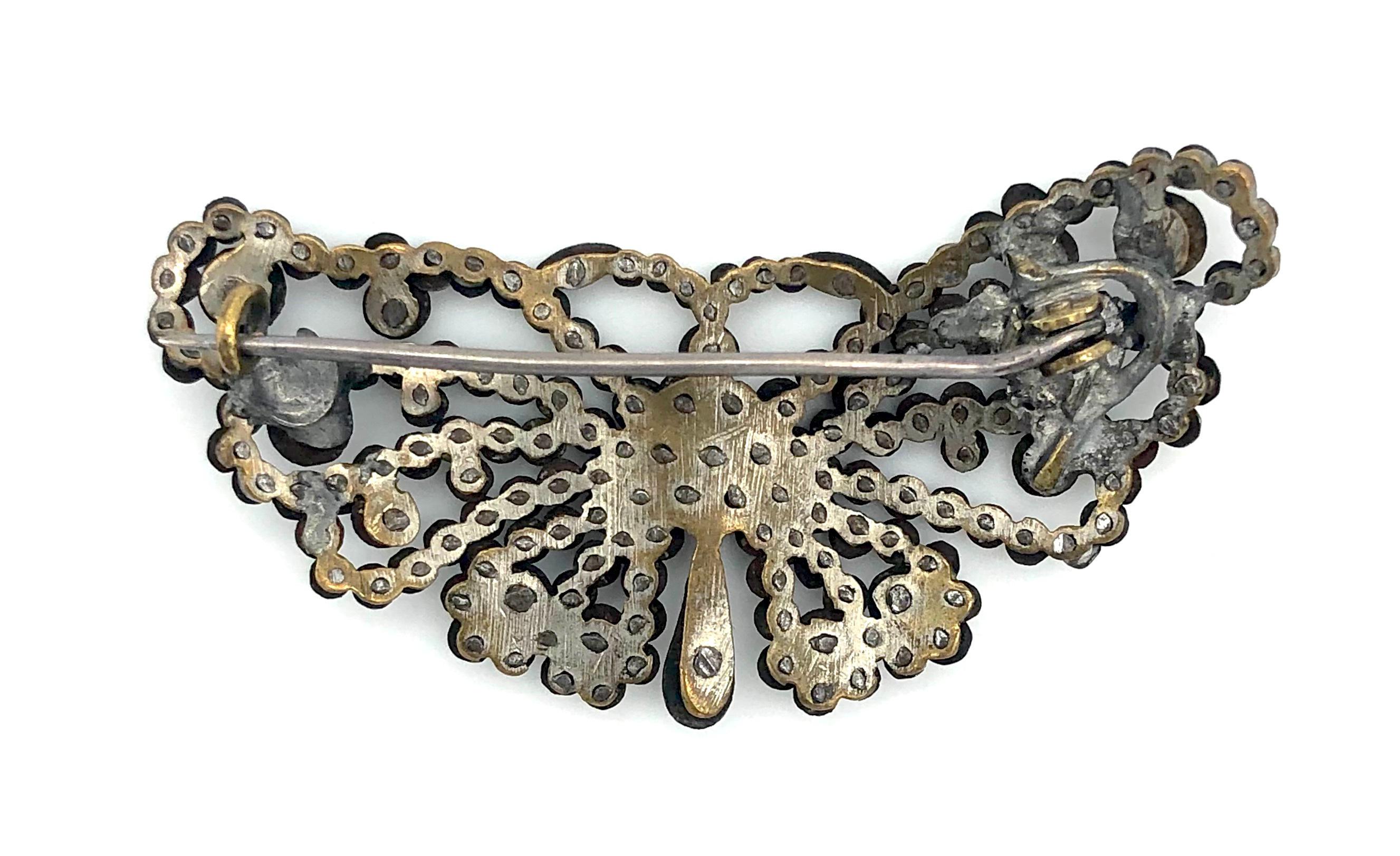 Diese charmante kleine Brosche in Form eines Schmetterlings wurde um 1830 aus polierten Stahlnägeln hergestellt, die auf einen Metallsockel genietet wurden.