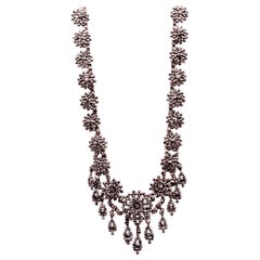 Collana in acciaio con taglio antico