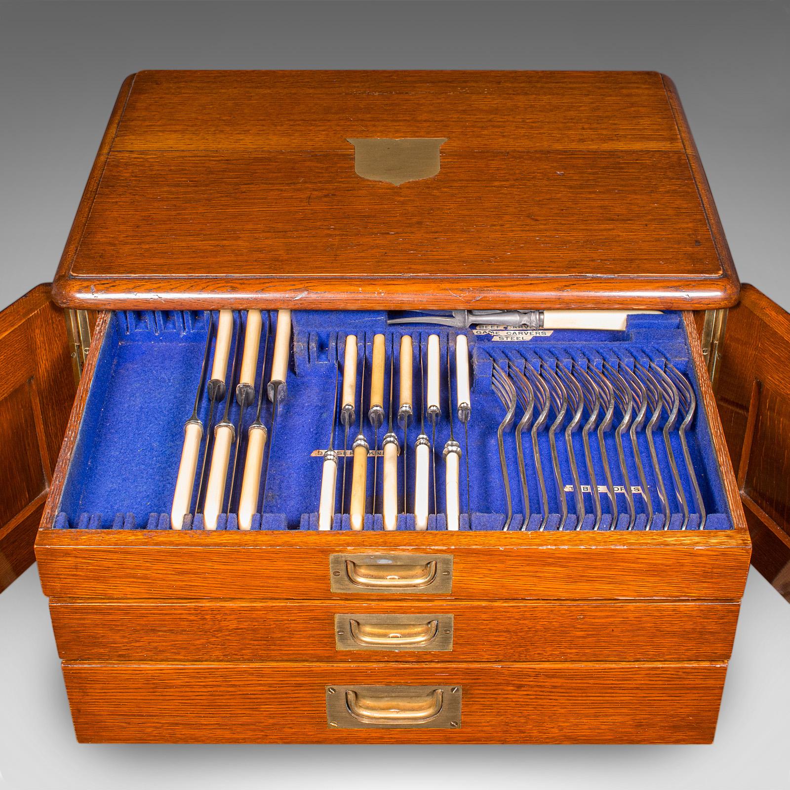 This is a superb antique cutlery canteen. An English, oak three drawer storage case with silver plated flatware by Walker & Hall of Sheffield, dating to the Edwardian period and later, circa 1910. Of excellent quality, the cabinet and contents