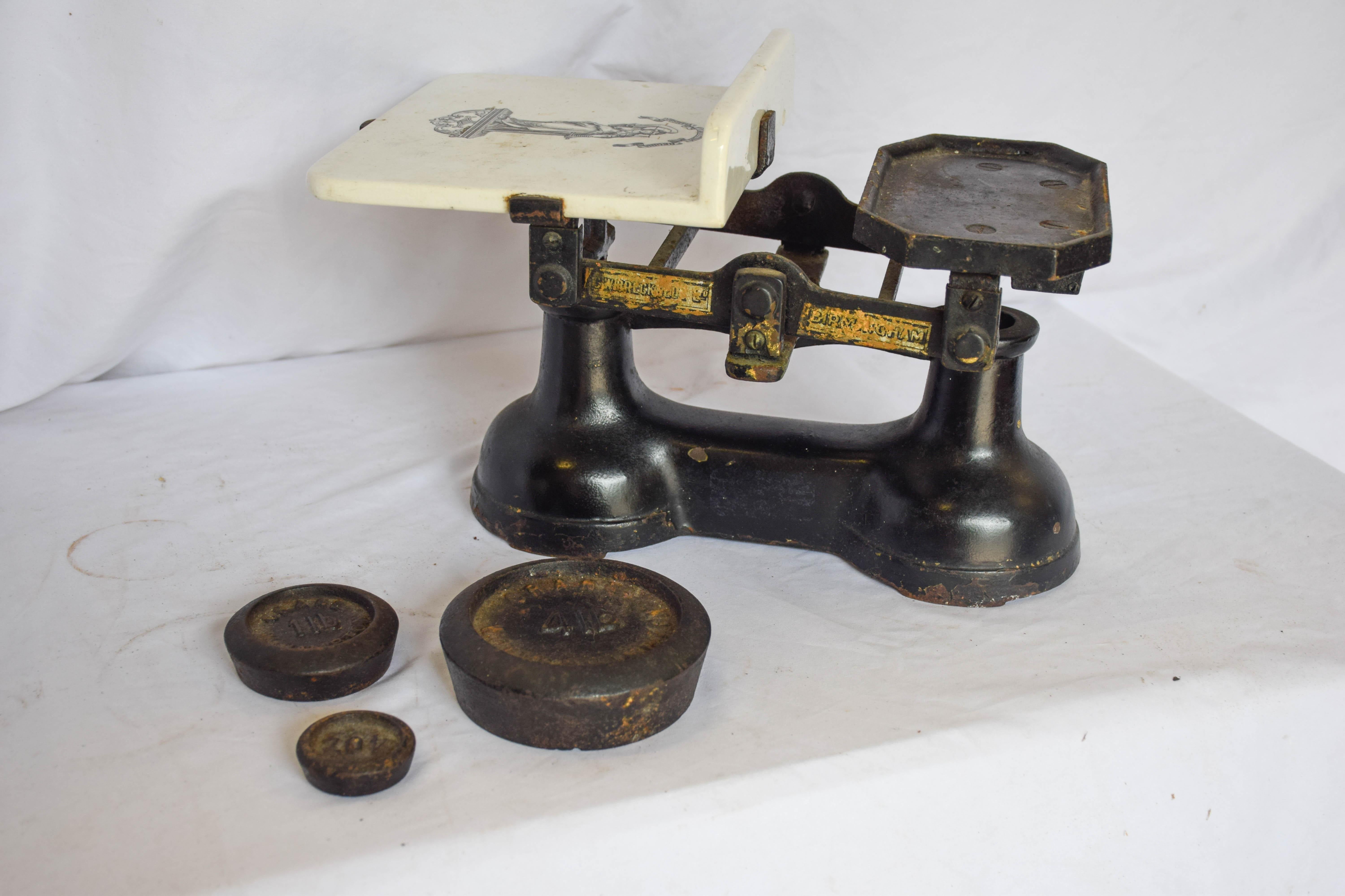 Antique C.W. Brecknell Grocery Scale with Weights In Good Condition In Houston, TX