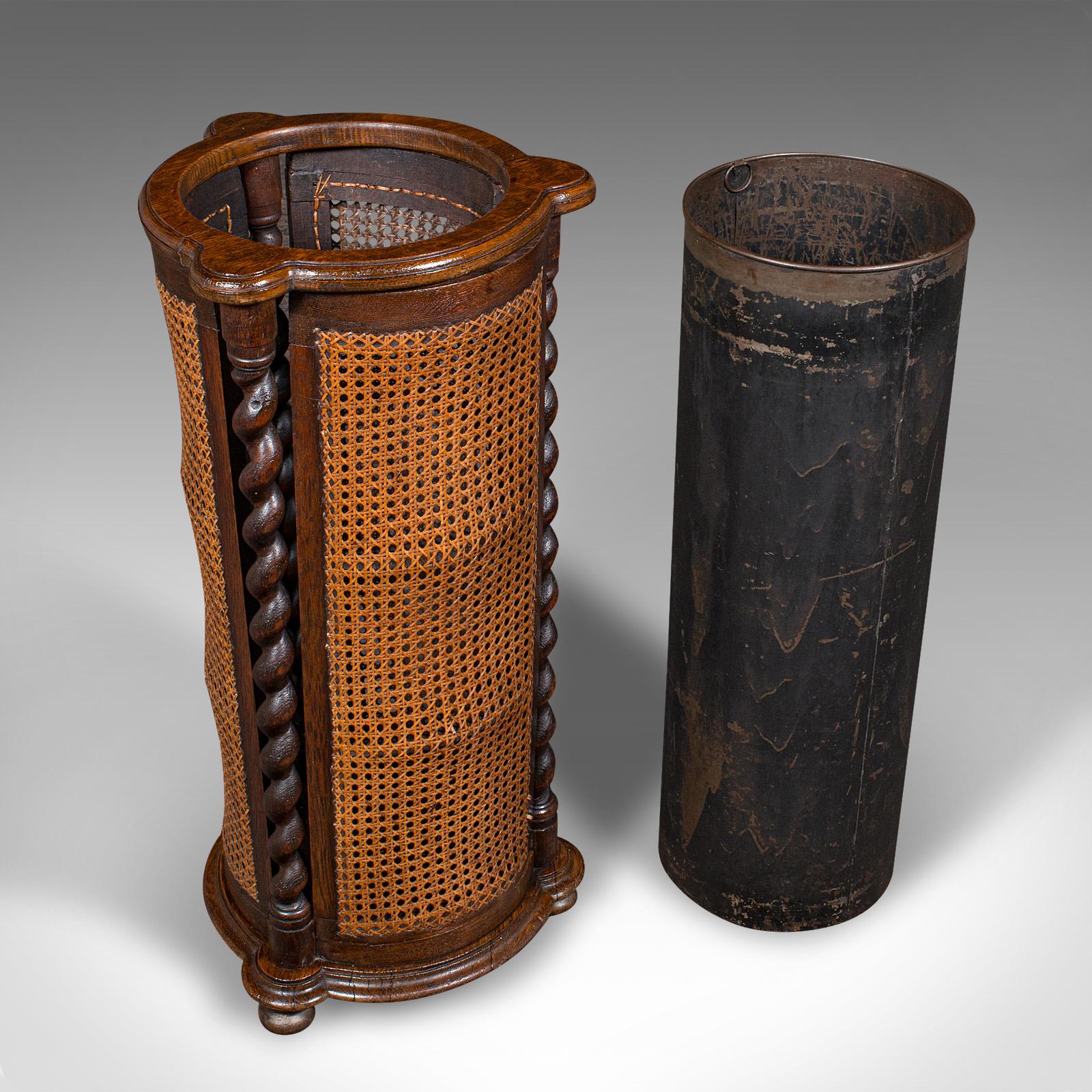 
Si tratta di un antico supporto cilindrico per bastoni. Un portaombrelli da sala inglese, in quercia e bergère, risalente al periodo edoardiano, circa 1910.

Presenta una forma meravigliosa, con grandi proporzioni e finiture.
Presenta una patina