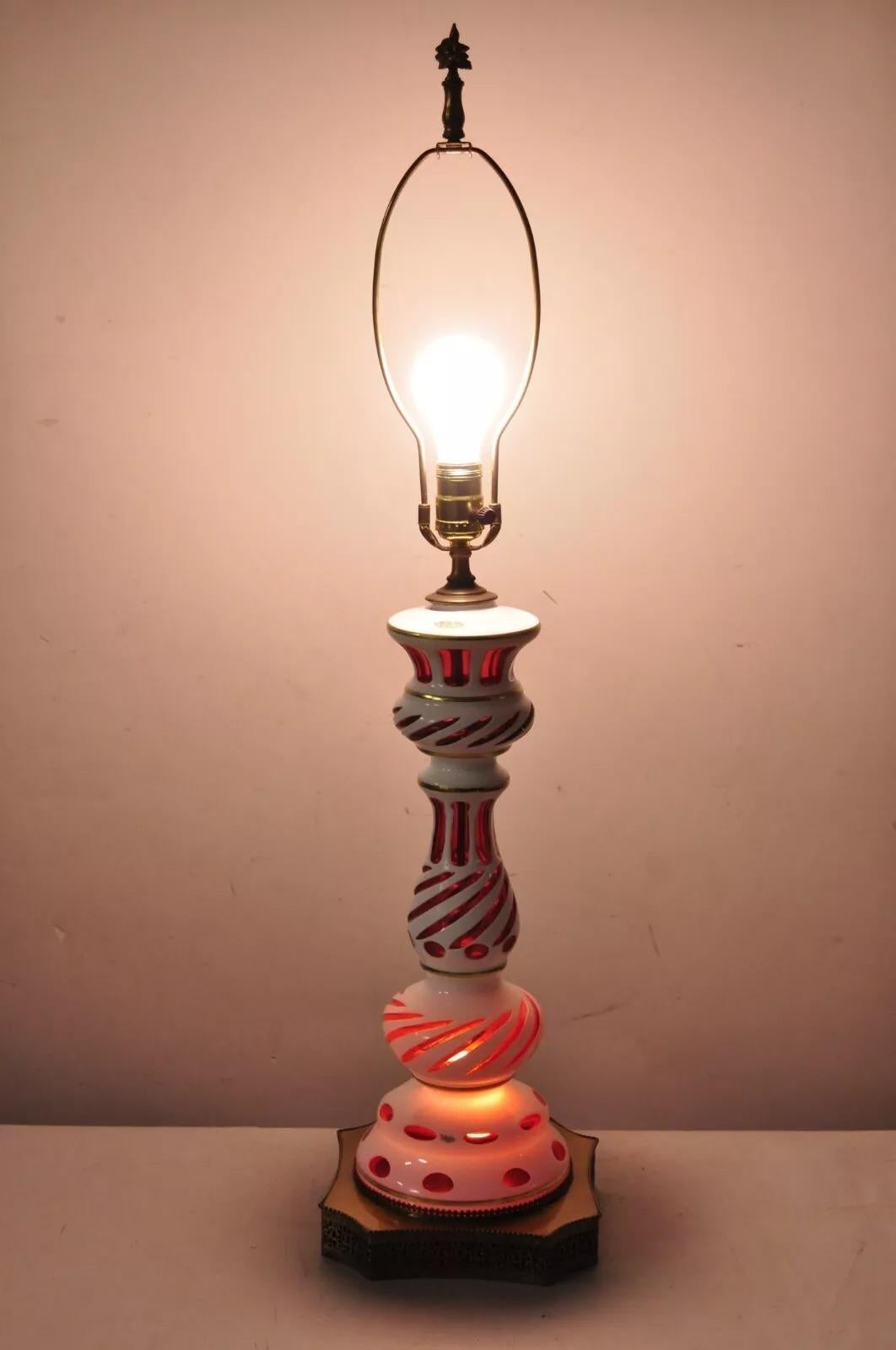 Antica lampada da tavolo ceca in vetro rosso rubino mirtillo con rara luce interna. Circa all'inizio del XX secolo. Misure: 34,5