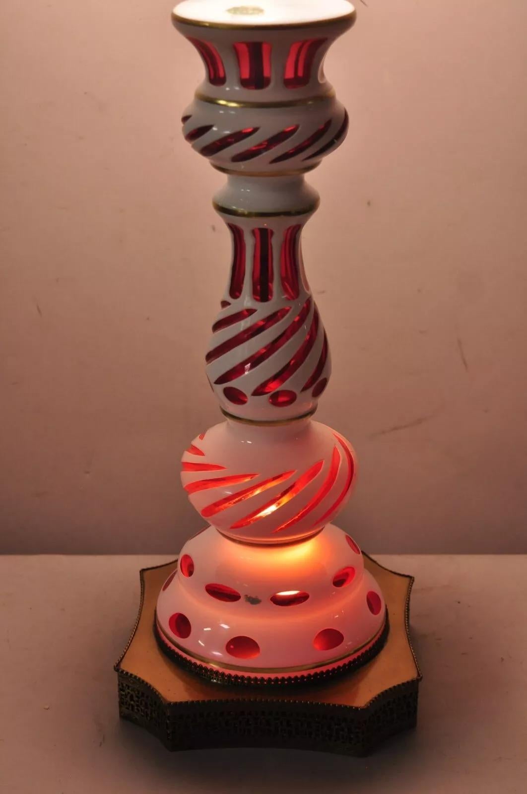 Bohémien Antica lampada da tavolo in vetro ceco boemo rosso rubino mirtillo con luce interna in vendita
