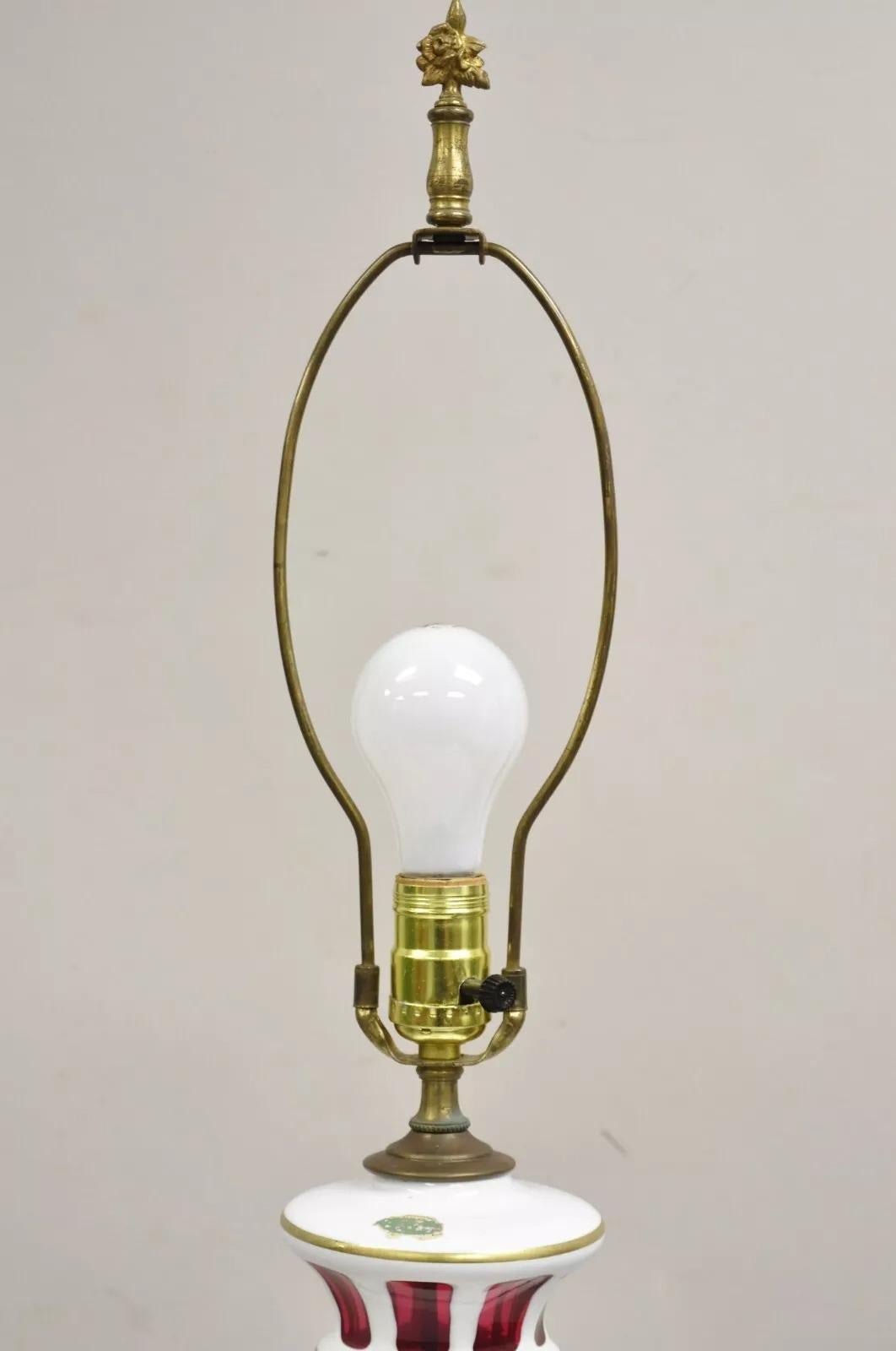 XX secolo Antica lampada da tavolo in vetro ceco boemo rosso rubino mirtillo con luce interna in vendita
