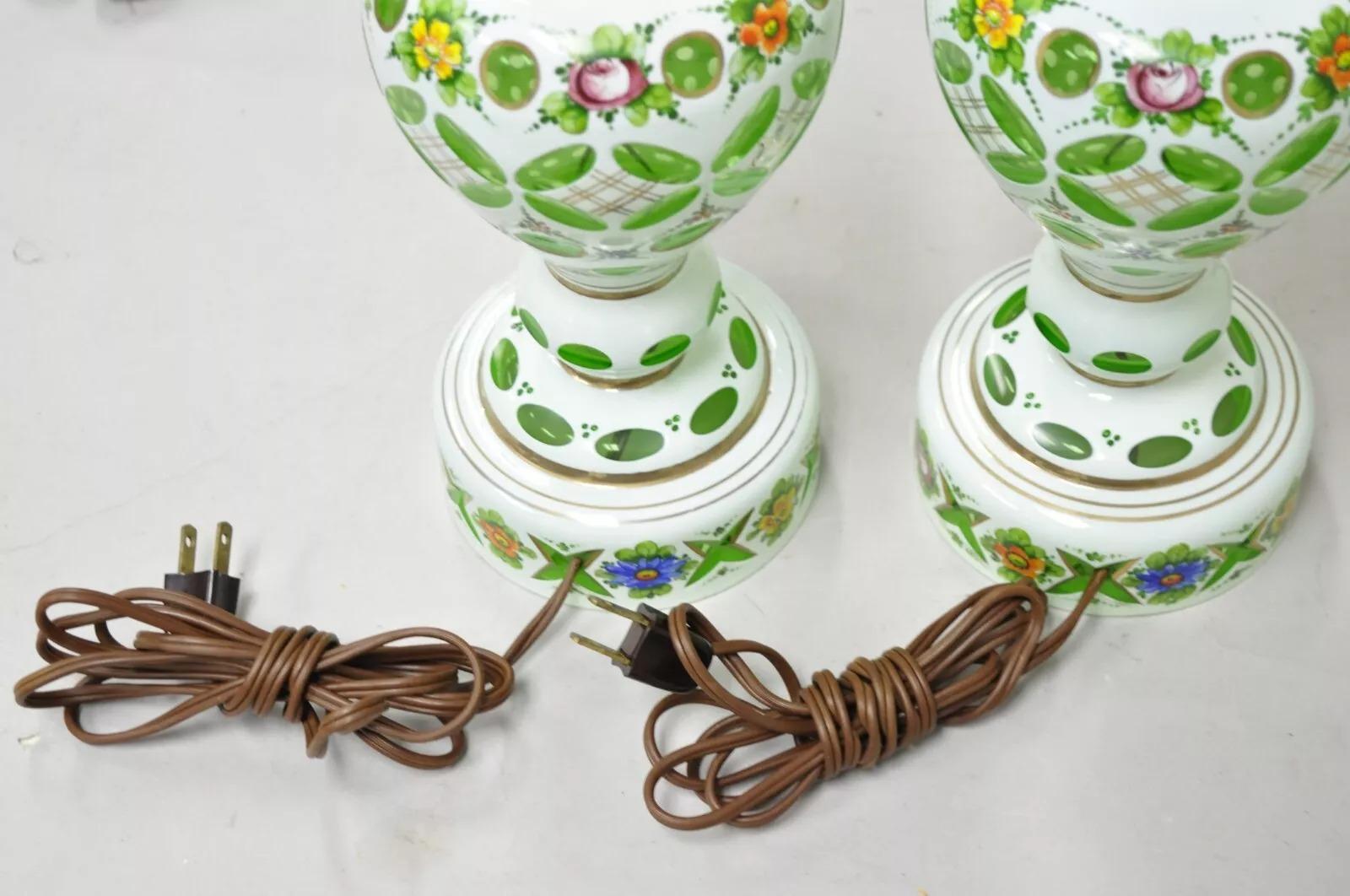 Paire de lampes de bureau tchèques anciennes en verre de Bohème peintes de fleurs vert émeraude en vente 4