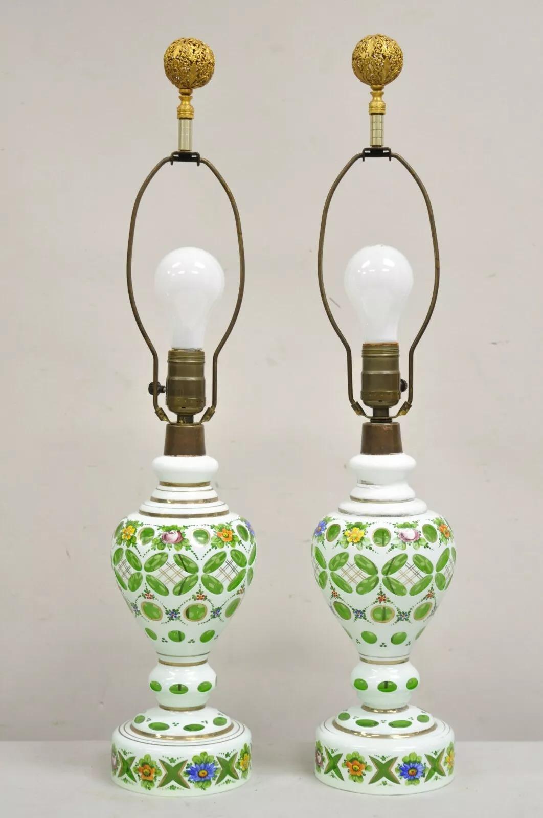 Paire de lampes de bureau tchèques anciennes en verre de Bohème peintes de fleurs vert émeraude en vente 5
